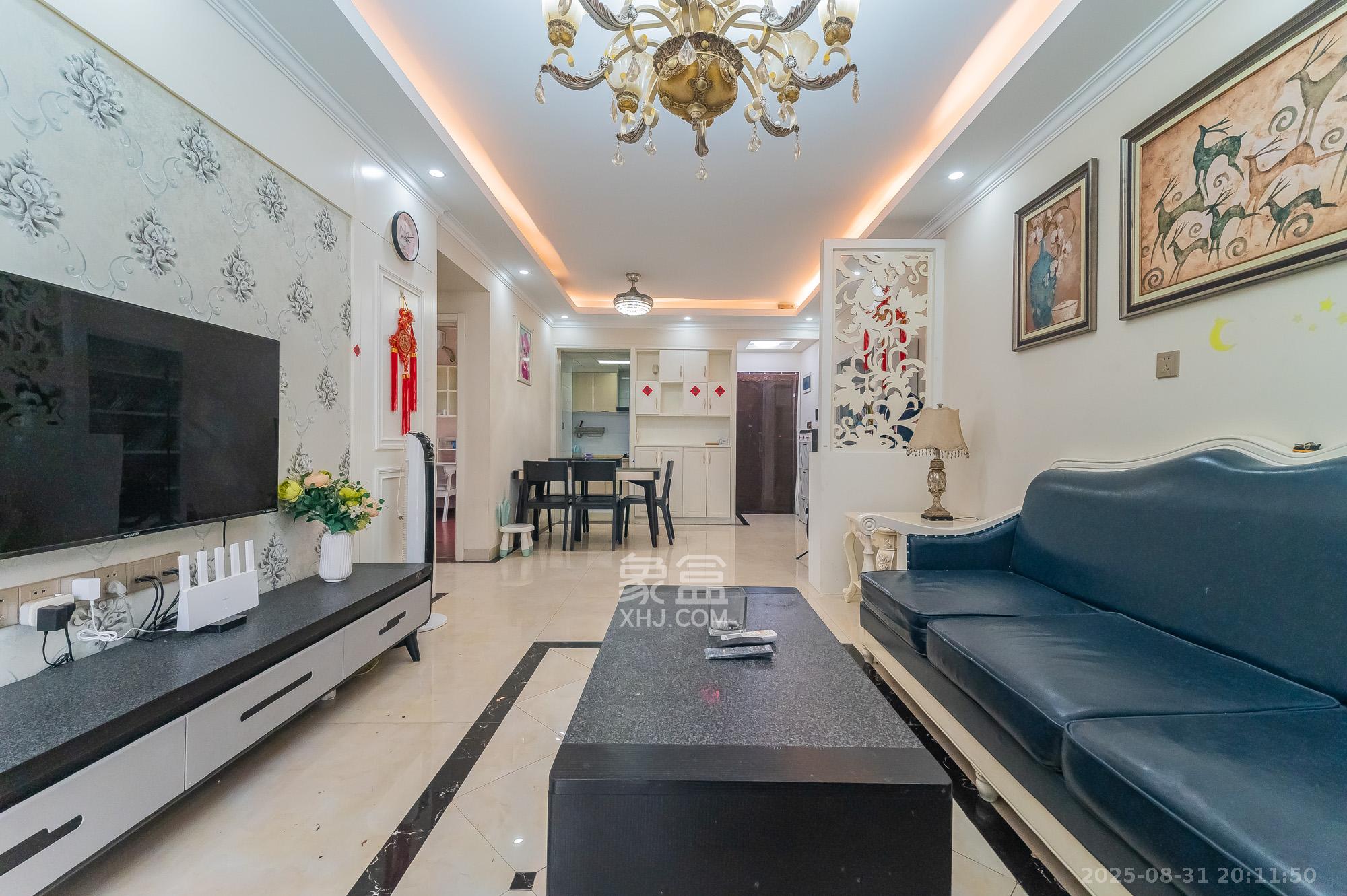 华润置地广场一期 3室2厅1卫 70.0万 华润置地广场一期 3室2厅1卫 70.0万客厅