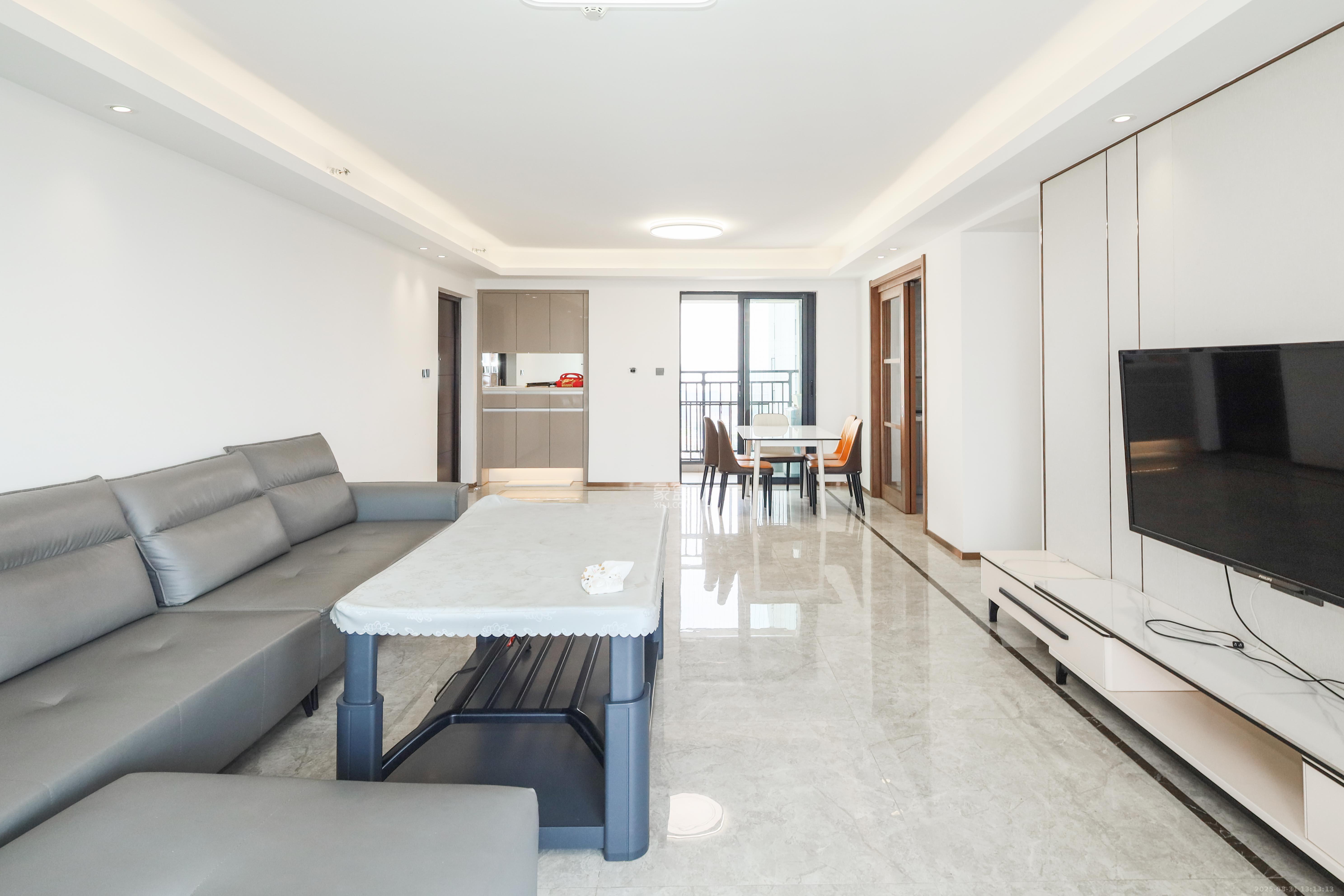 梅溪悦章  4室2厅2卫    168.0万客厅