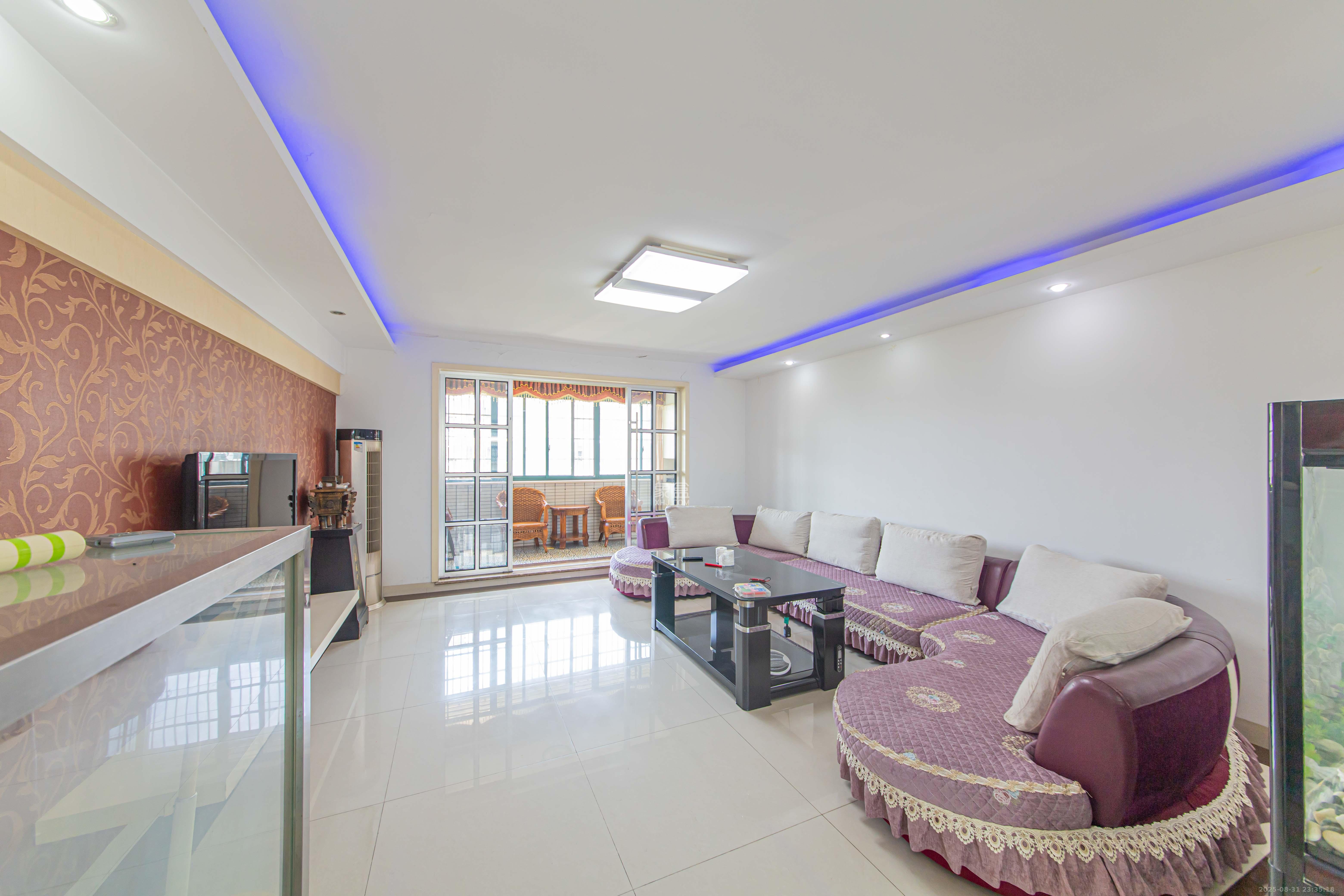 银桂苑  1室2厅2卫    160.0万客厅