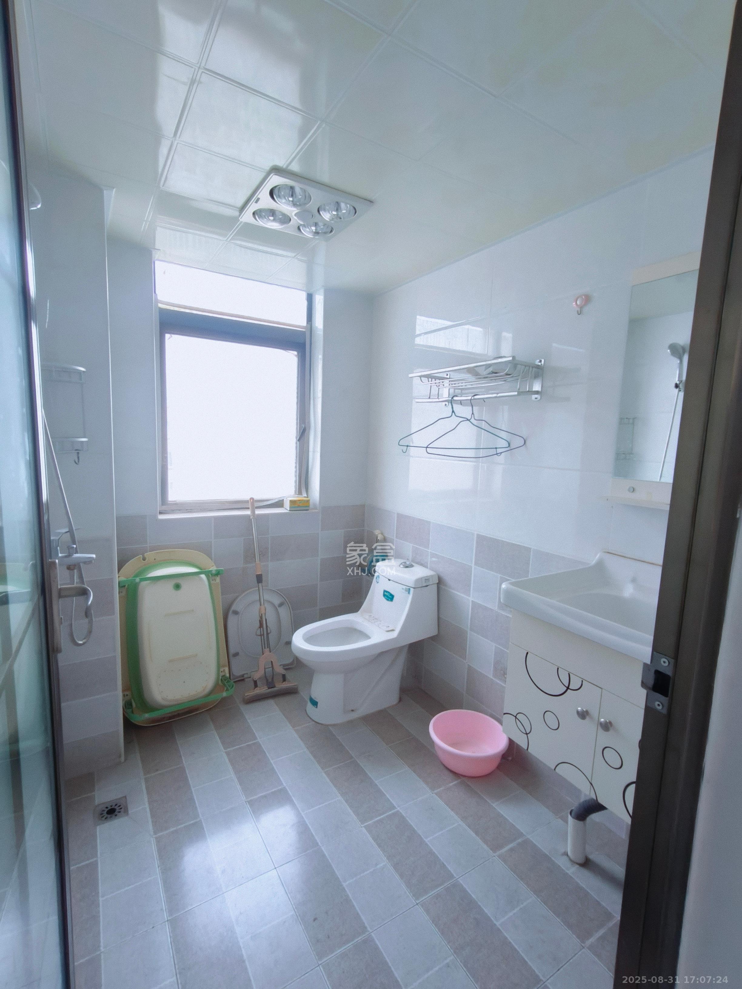 卢浮原著 3室2厅2卫 2300.0元/月 卢浮原著 3室2厅2卫 2300.0元/月室内图