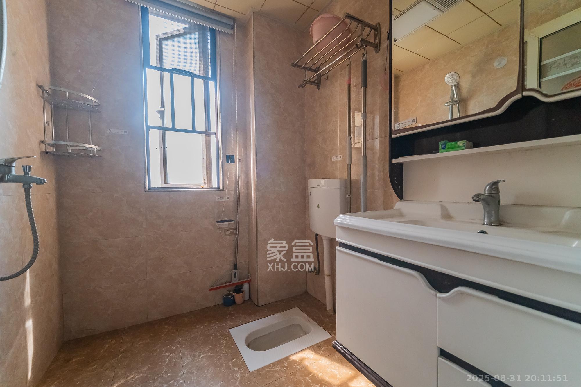 华润置地广场一期 3室2厅1卫 70.0万 华润置地广场一期 3室2厅1卫 70.0万卫生间