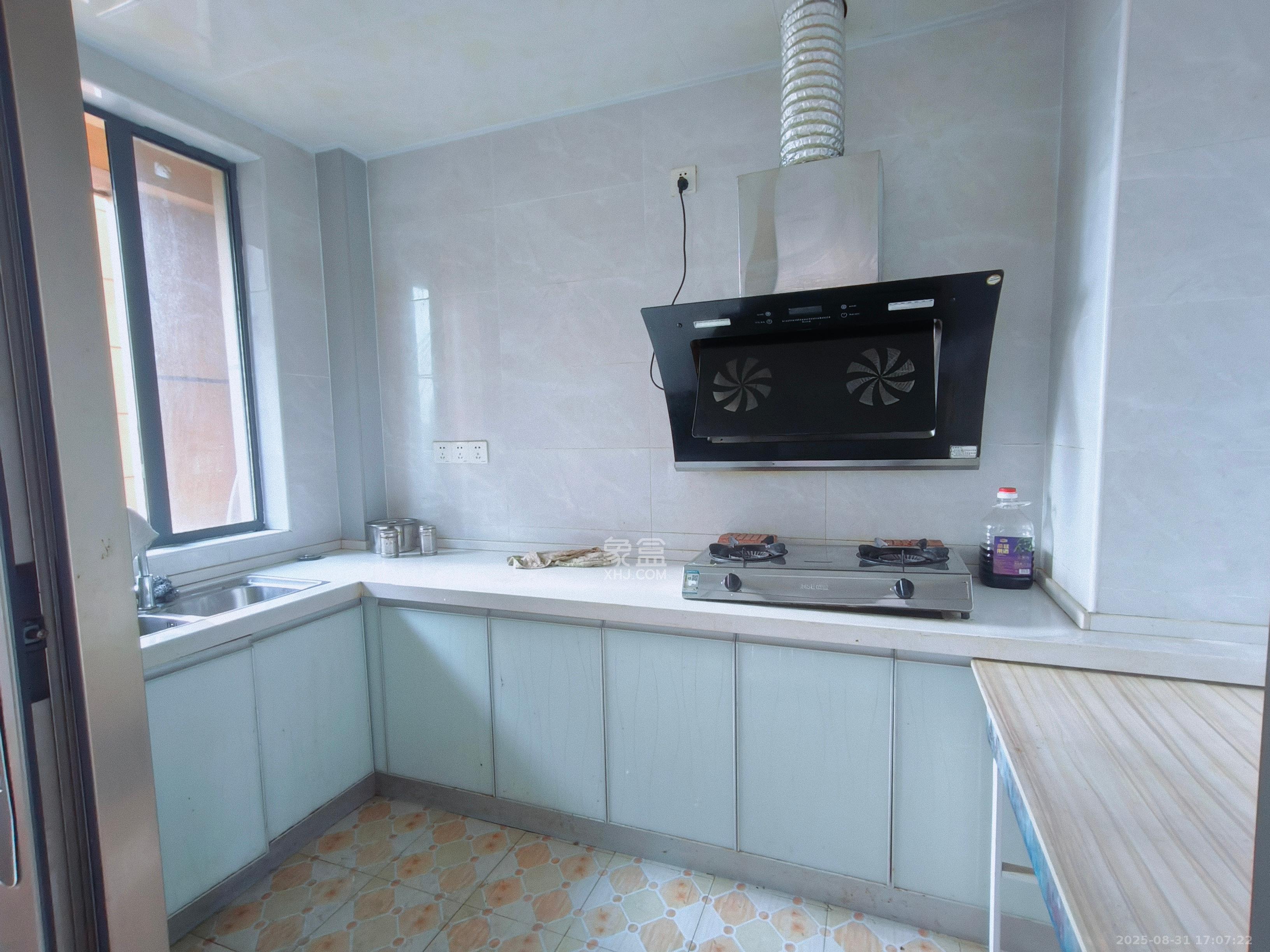 卢浮原著 3室2厅2卫 2300.0元/月 卢浮原著 3室2厅2卫 2300.0元/月室内图