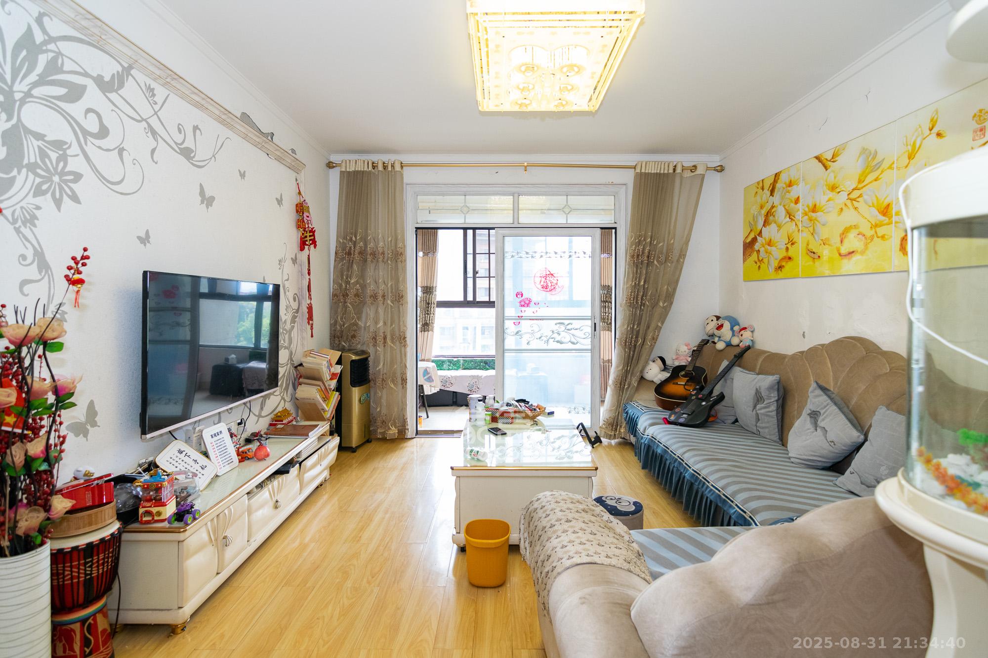 金地三千府(金地湖山樾、金地自在城)  3室2厅1卫    58.8万 金地三千府(金地湖山樾、金地自在城)  3室2厅1卫    58.8万客厅