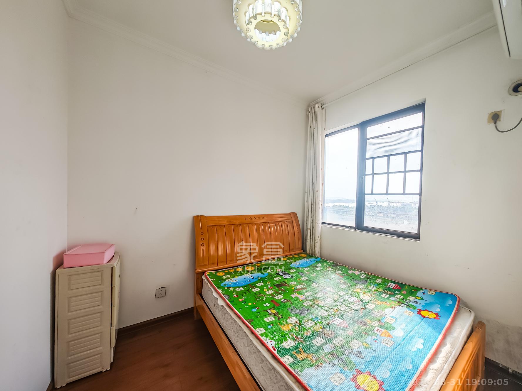 绿地海外滩一期 3室2厅2卫 63.0万 绿地海外滩一期 3室2厅2卫 63.0万卧室