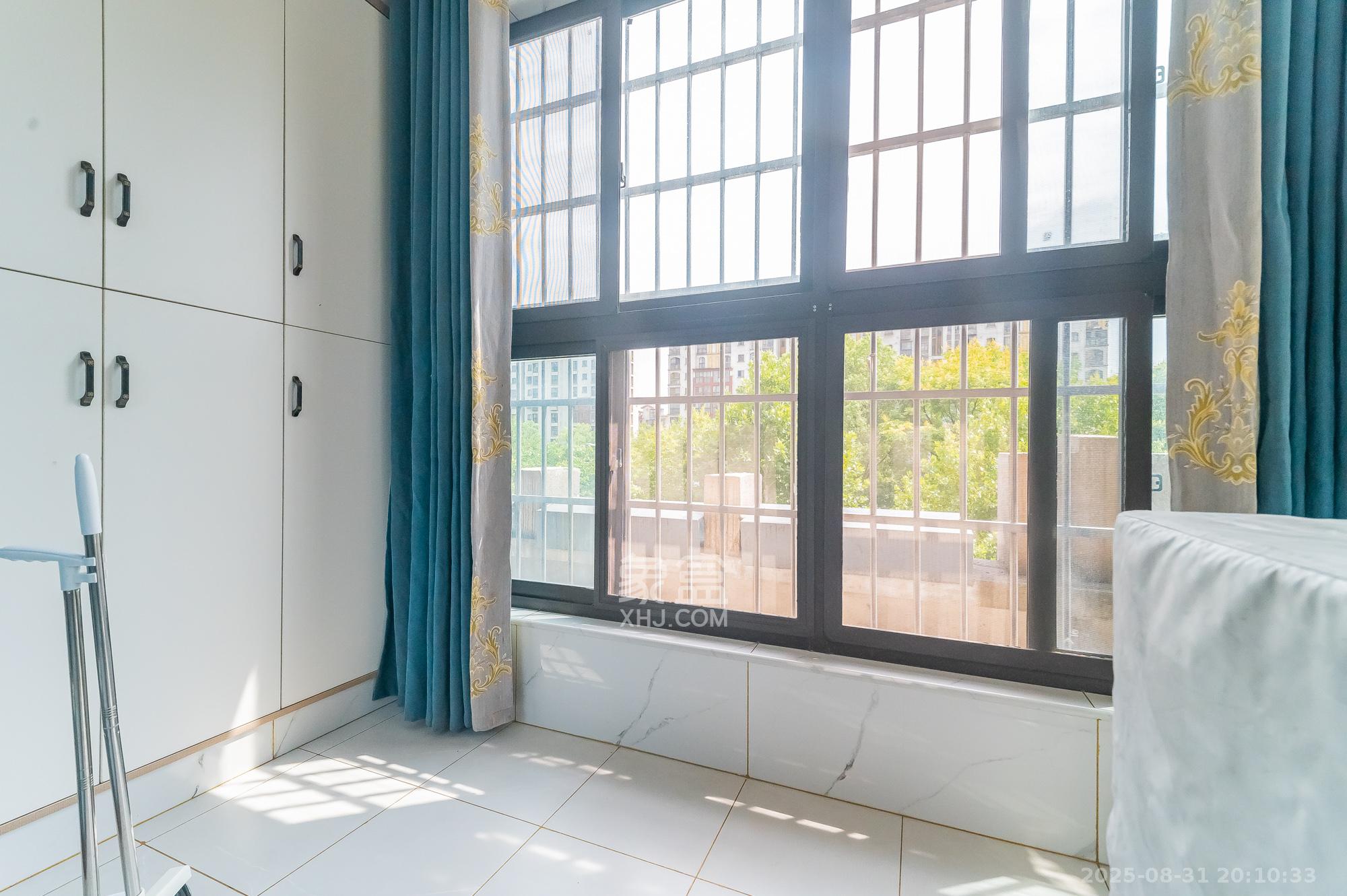 华润置地广场二期  3室2厅2卫    74.8万 华润置地广场二期  3室2厅2卫    74.8万阳台