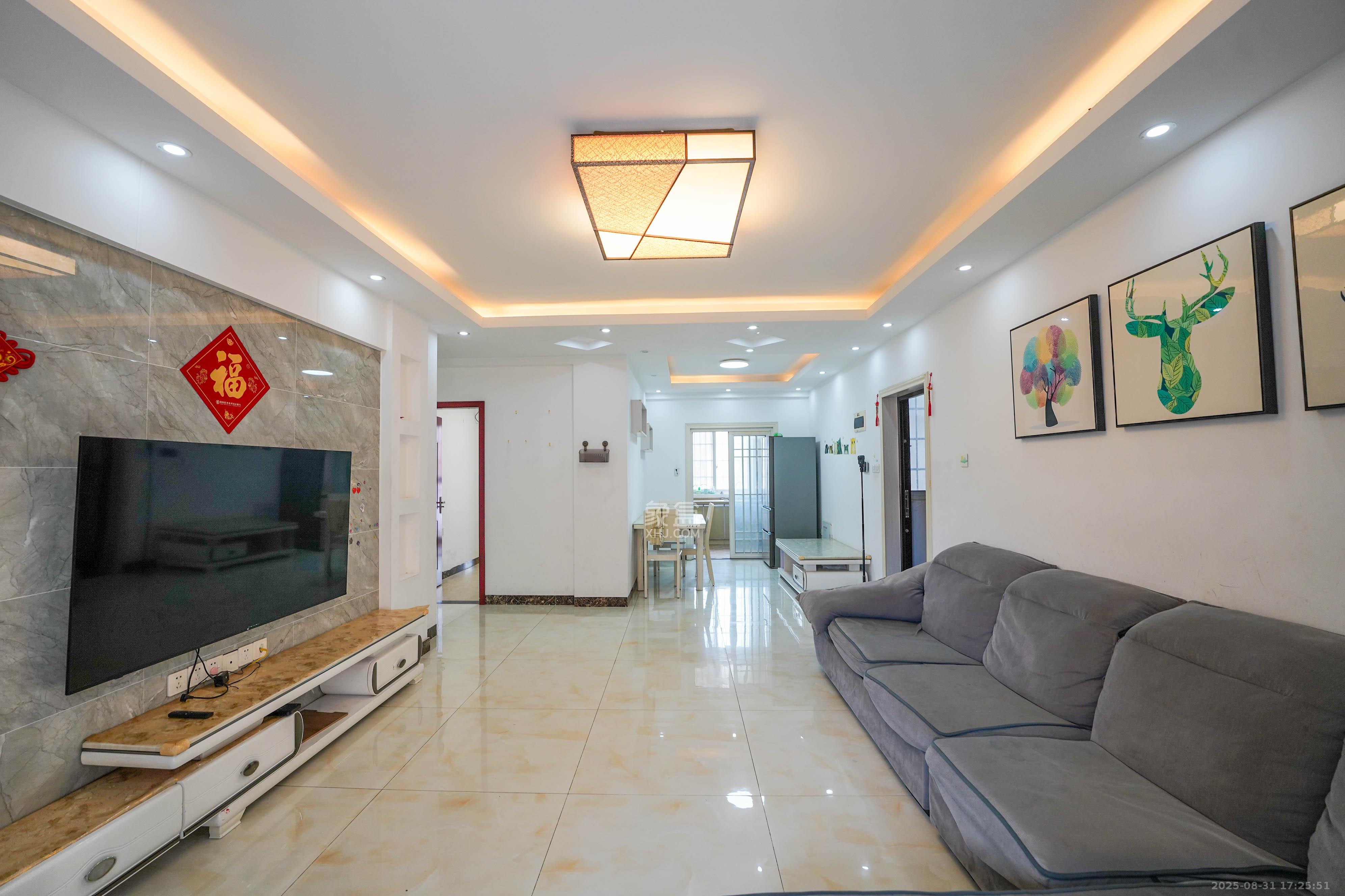 鑫天格林香山  3室2厅2卫    65.0万 鑫天格林香山  3室2厅2卫    65.0万客厅