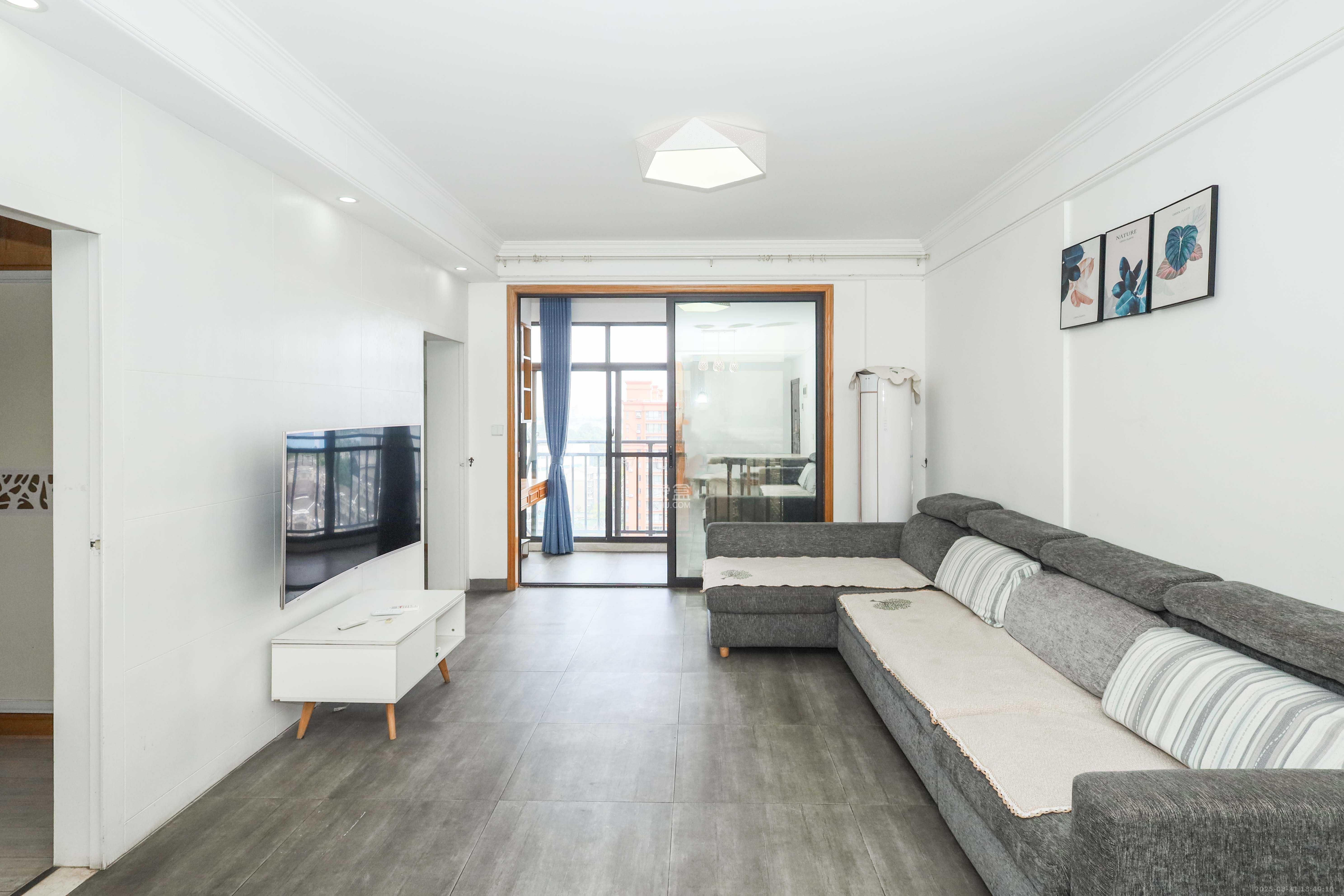 麓谷星辰  2室1厅1卫    72.0万 麓谷星辰  2室1厅1卫    72.0万客厅