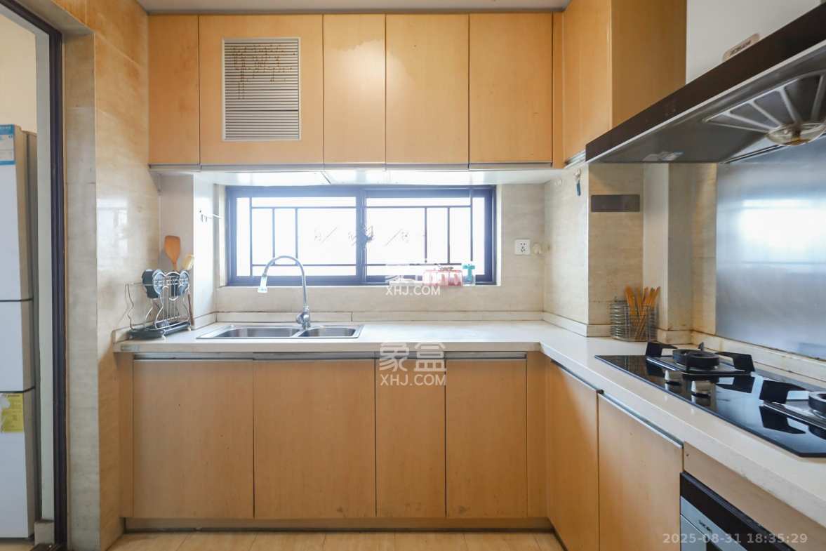 绿地中央广场 3室2厅2卫 128.0万 绿地中央广场 3室2厅2卫 128.0万厨房