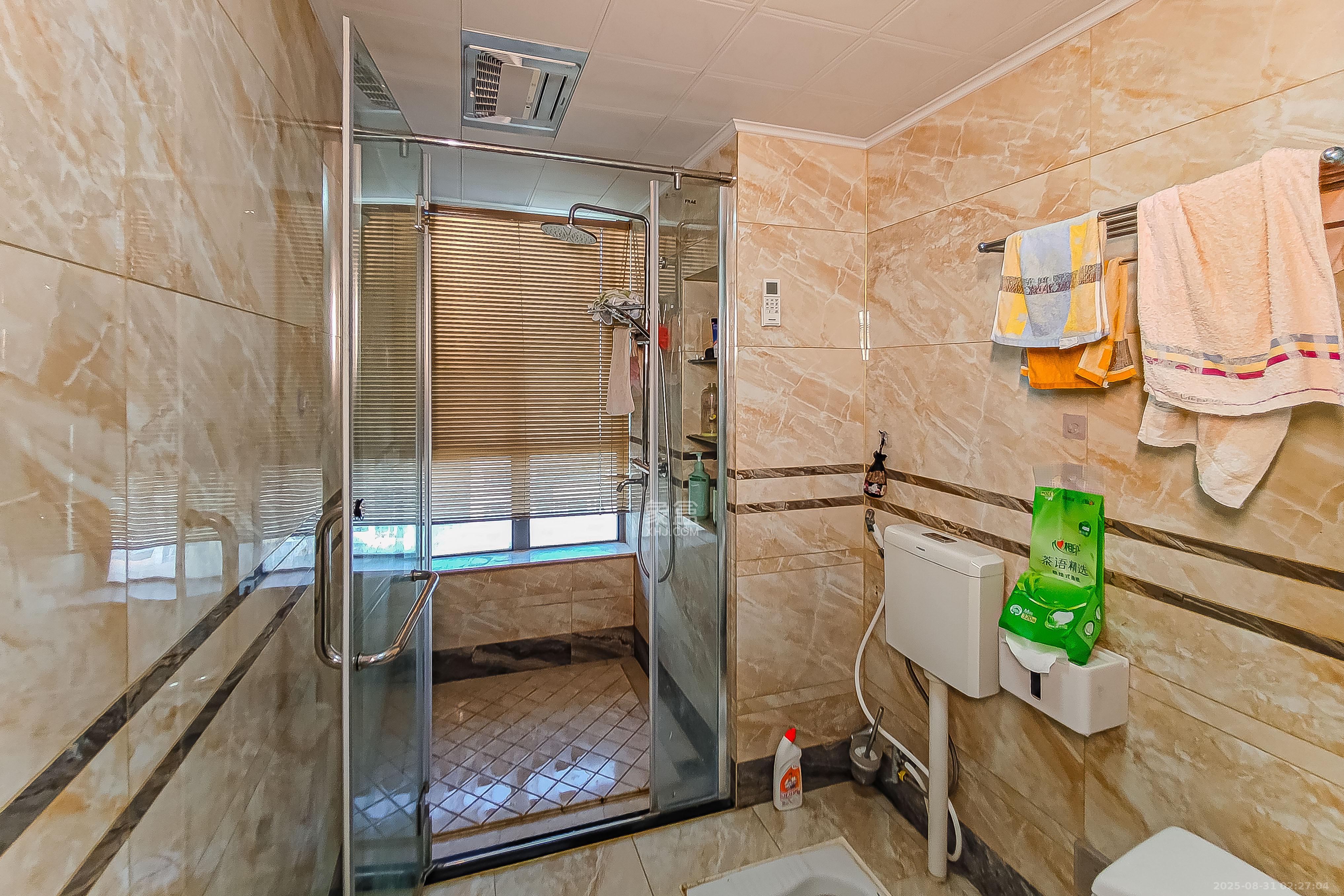 保利国际广场  4室2厅2卫    330.0万卫生间