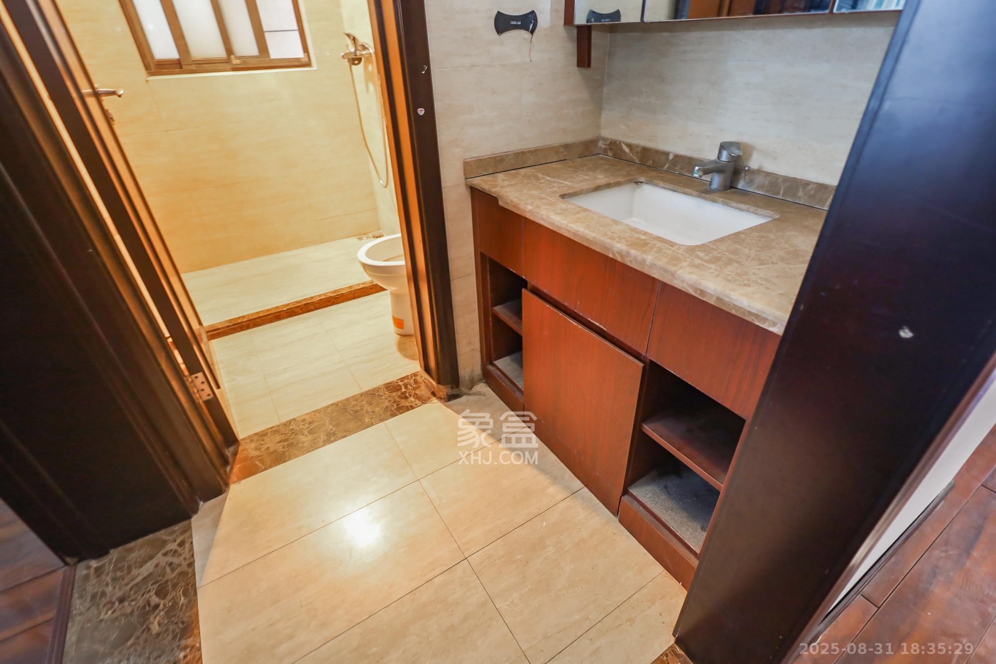 绿地中央广场  3室2厅2卫    128.0万卫生间