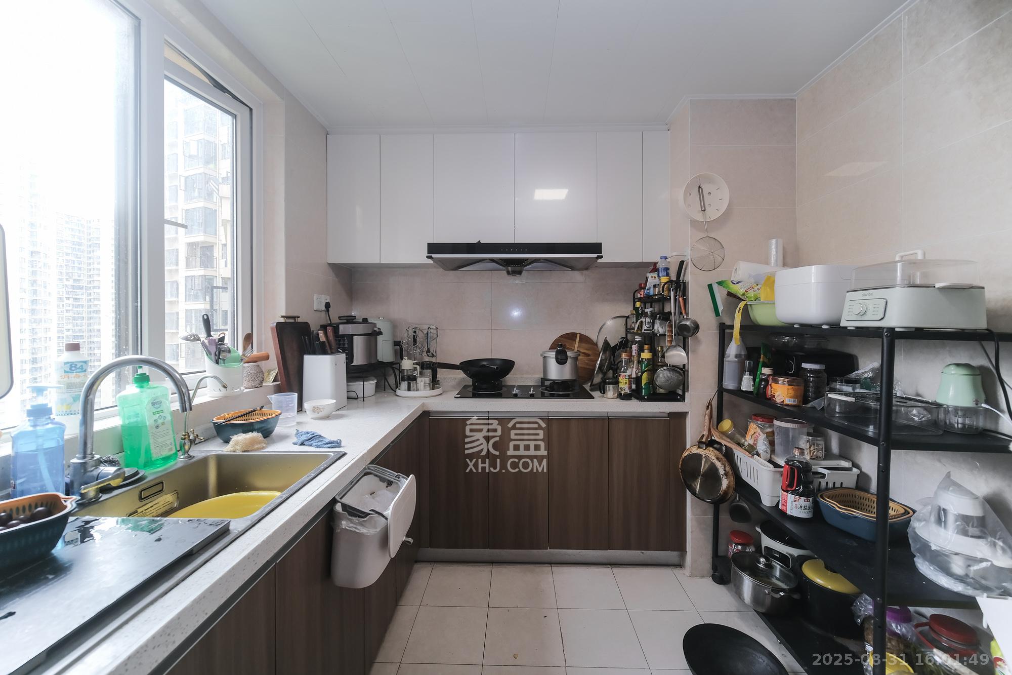 保利香槟国际  4室2厅2卫    110.0万厨房