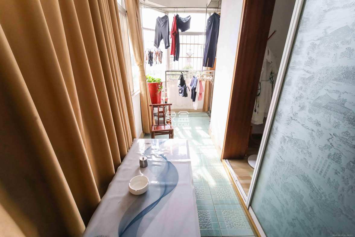 雄踞都市东家  2室2厅1卫    65.0万 雄踞都市东家  2室2厅1卫    65.0万阳台