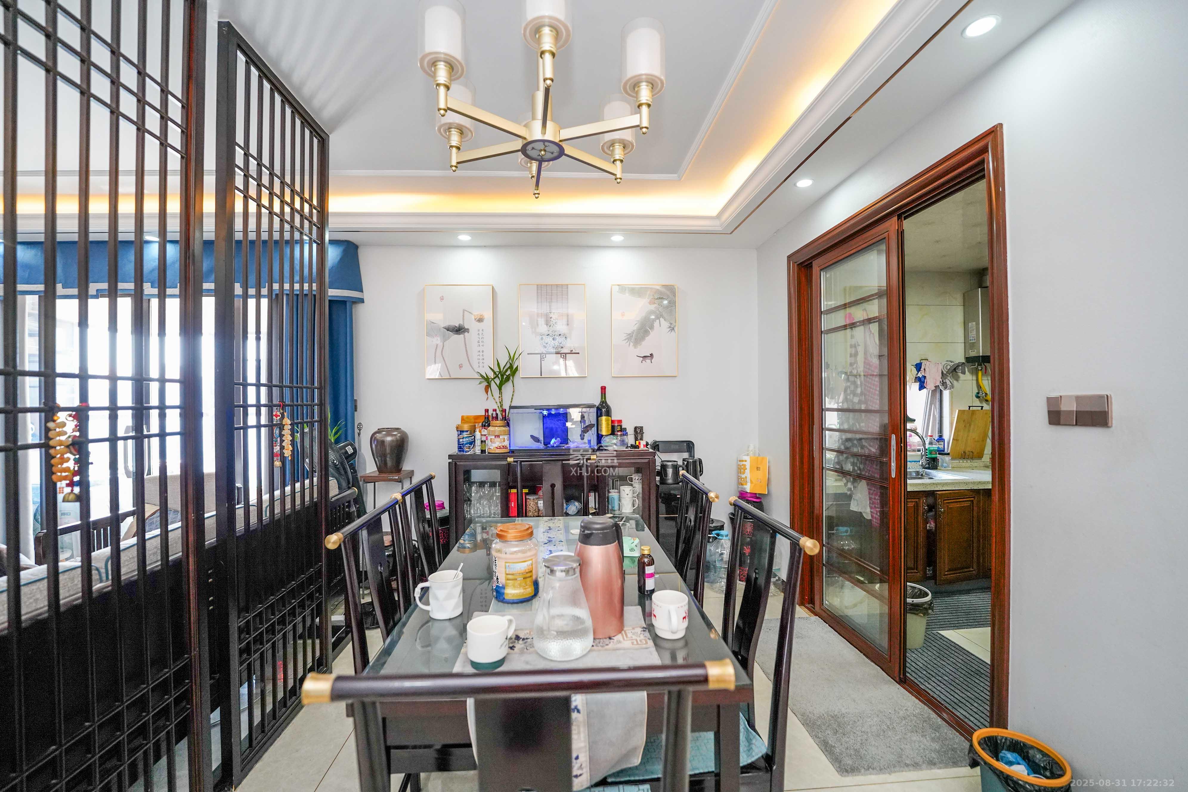 汇金城/嘉华城(二期、三期) 4室2厅2卫 150.0万 汇金城/嘉华城(二期、三期) 4室2厅2卫 150.0万客厅