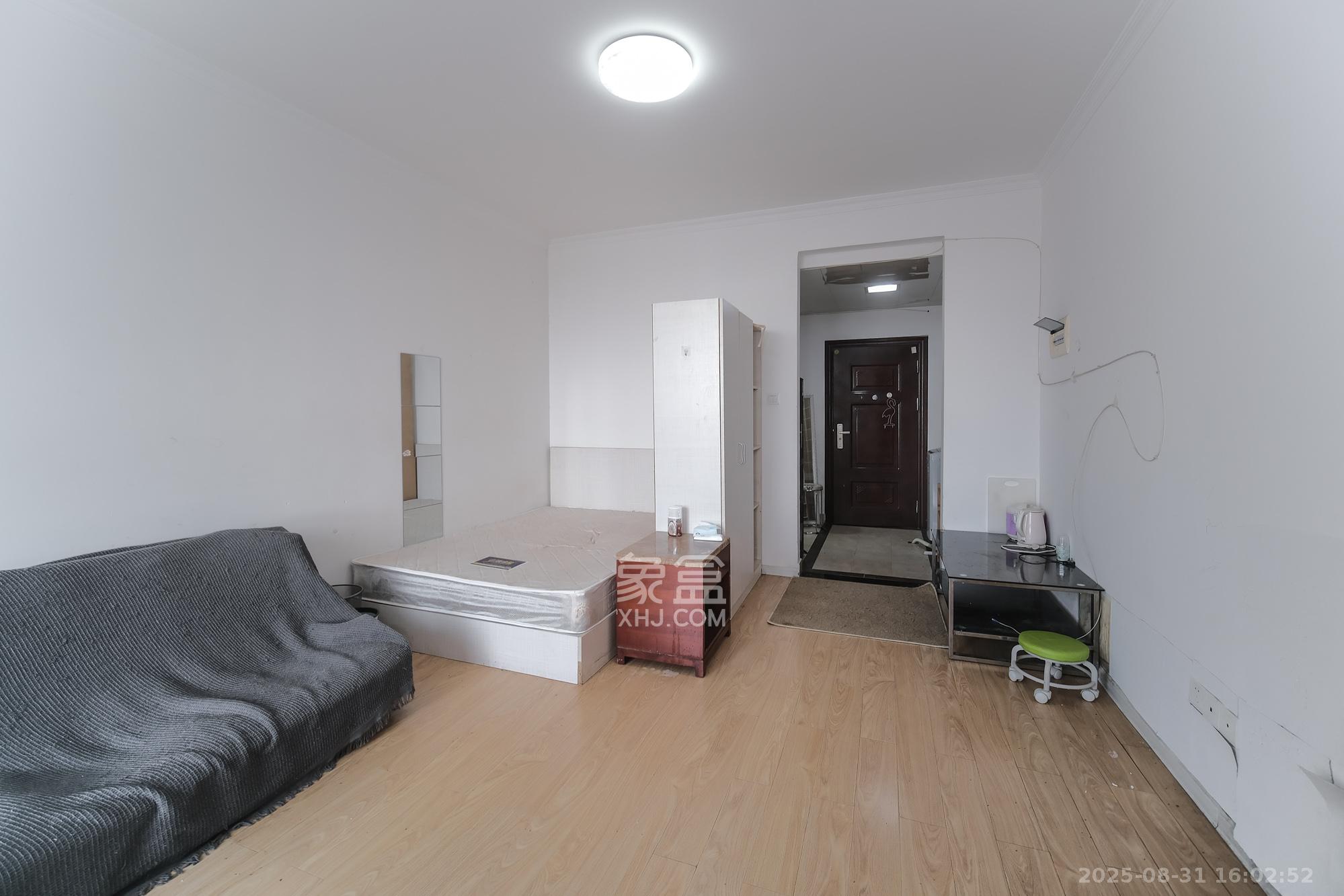 月亮湾草莓街区一、二期  1室1厅1卫    18.0万 月亮湾草莓街区一、二期  1室1厅1卫    18.0万客厅