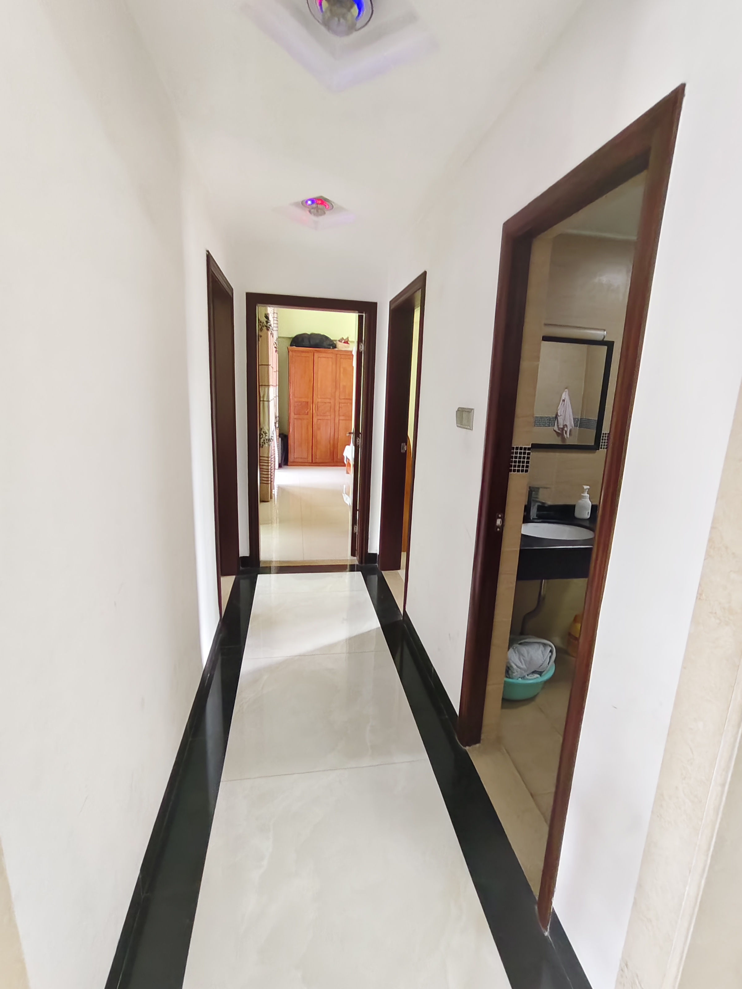 西岭华庭  3室2厅2卫    3200.0元/月 西岭华庭  3室2厅2卫    3200.0元/月室内图