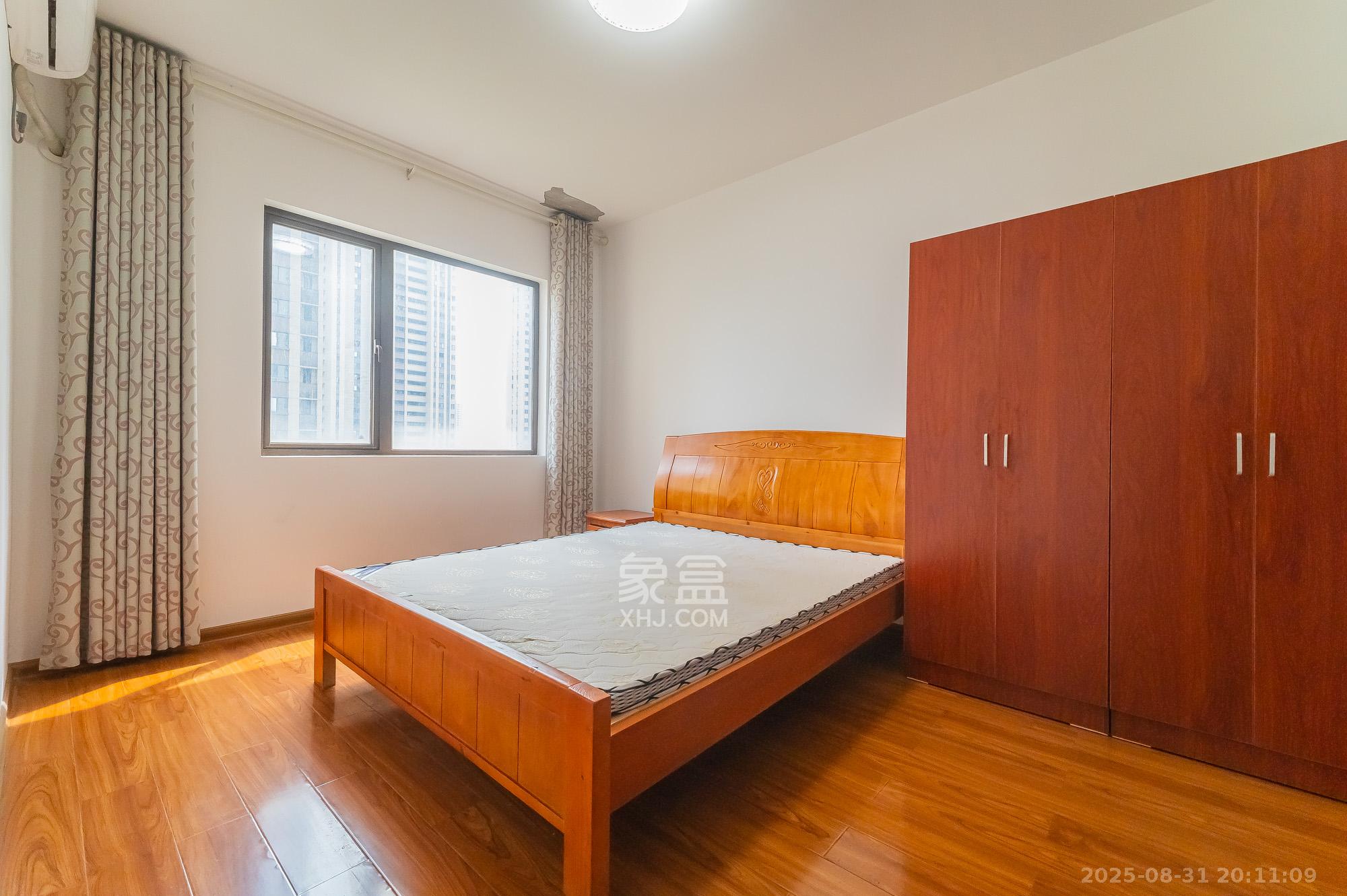 华润置地广场二期 3室2厅1卫 71.8万 华润置地广场二期 3室2厅1卫 71.8万卧室