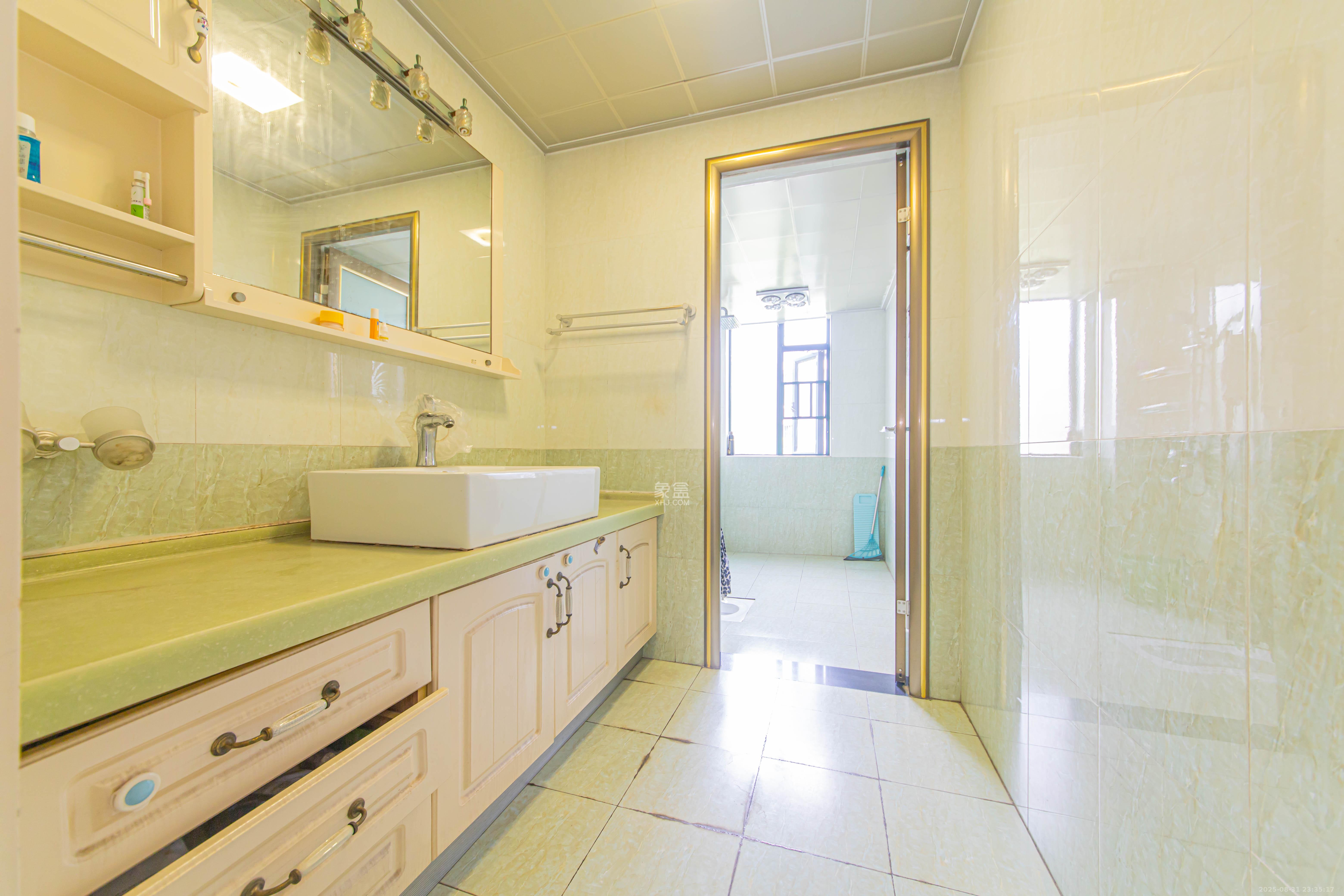 银桂苑  1室2厅2卫    160.0万卫生间