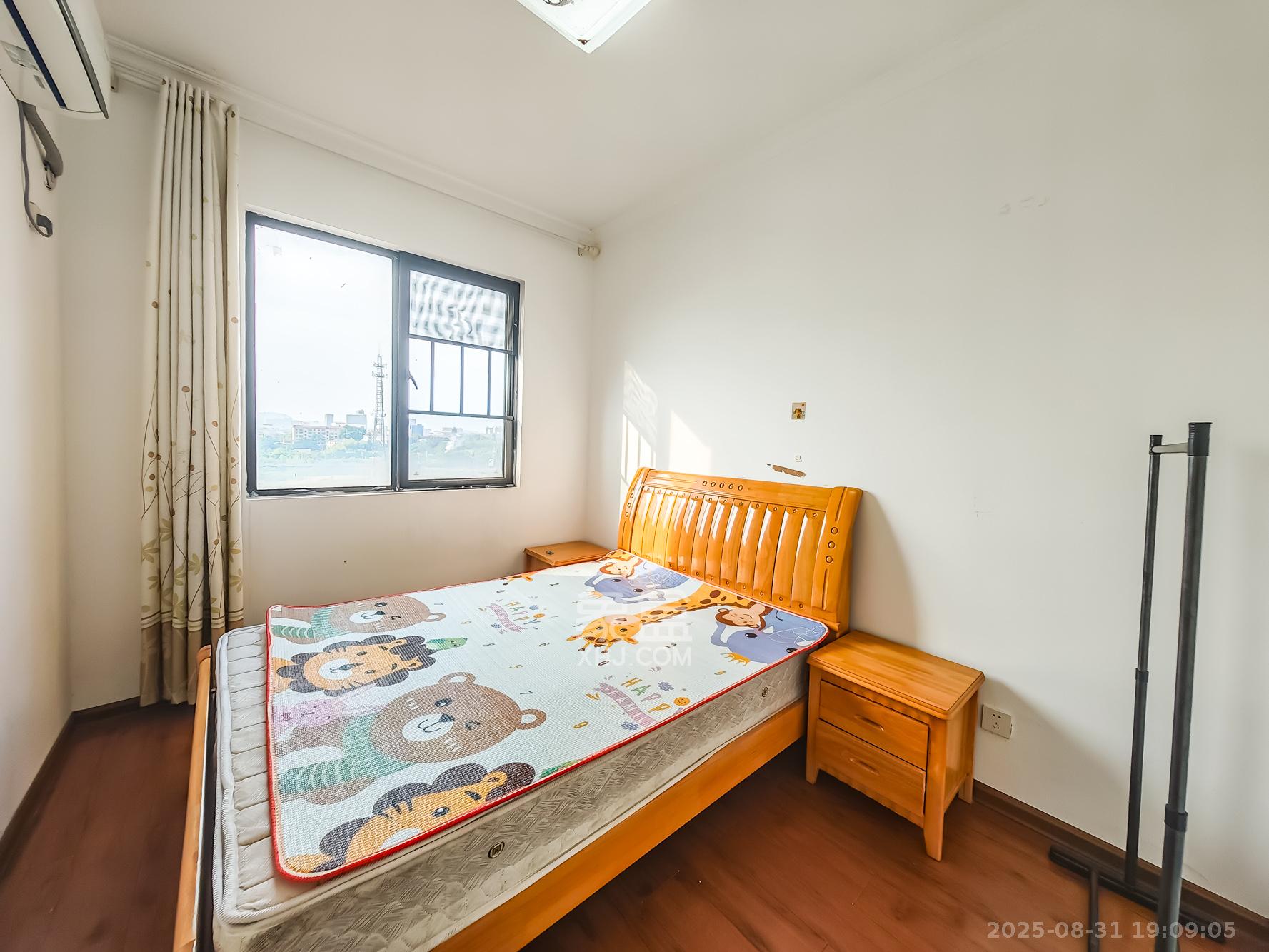 绿地海外滩一期 3室2厅2卫 63.0万 绿地海外滩一期 3室2厅2卫 63.0万卧室