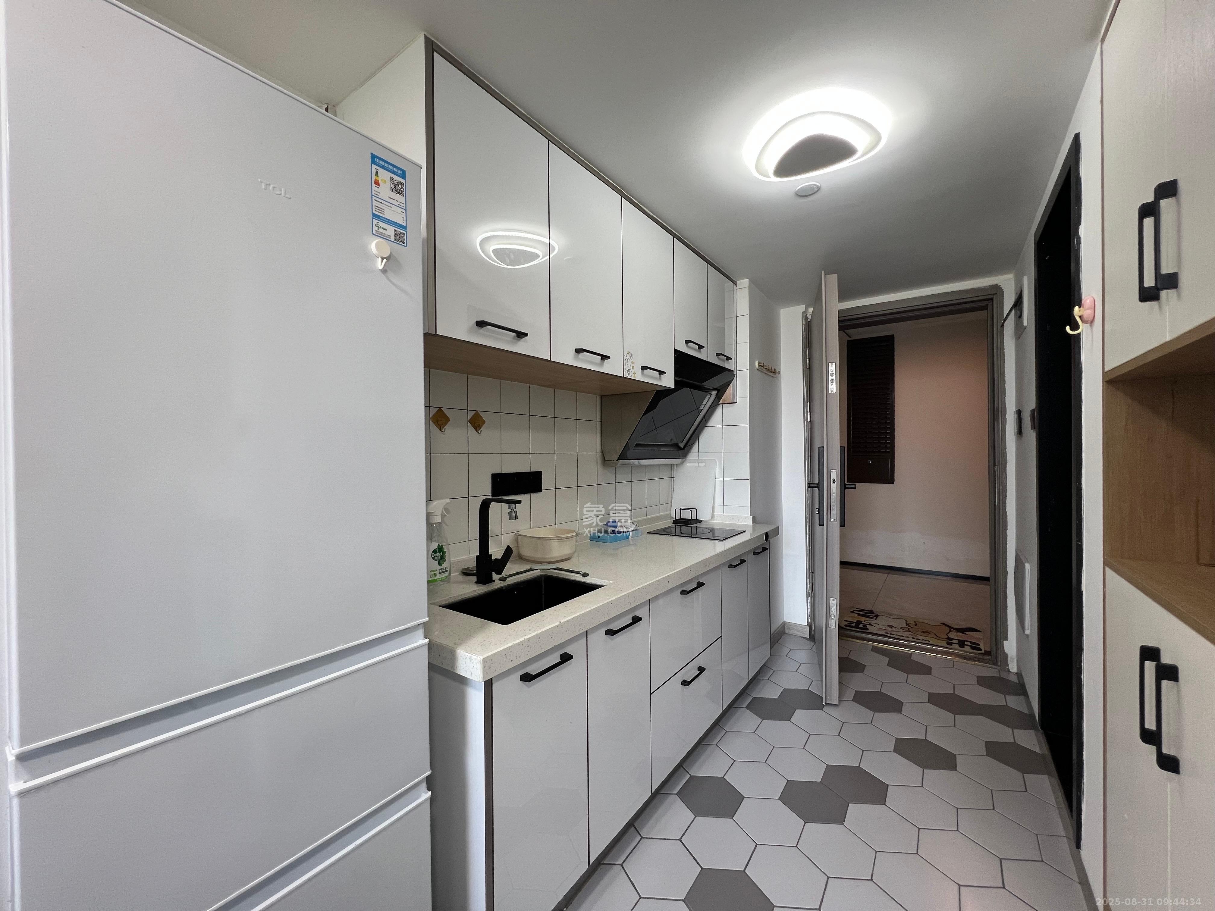 藏珑湖上公馆  1室1厅1卫    2700.0元/月 藏珑湖上公馆  1室1厅1卫    2700.0元/月室内图