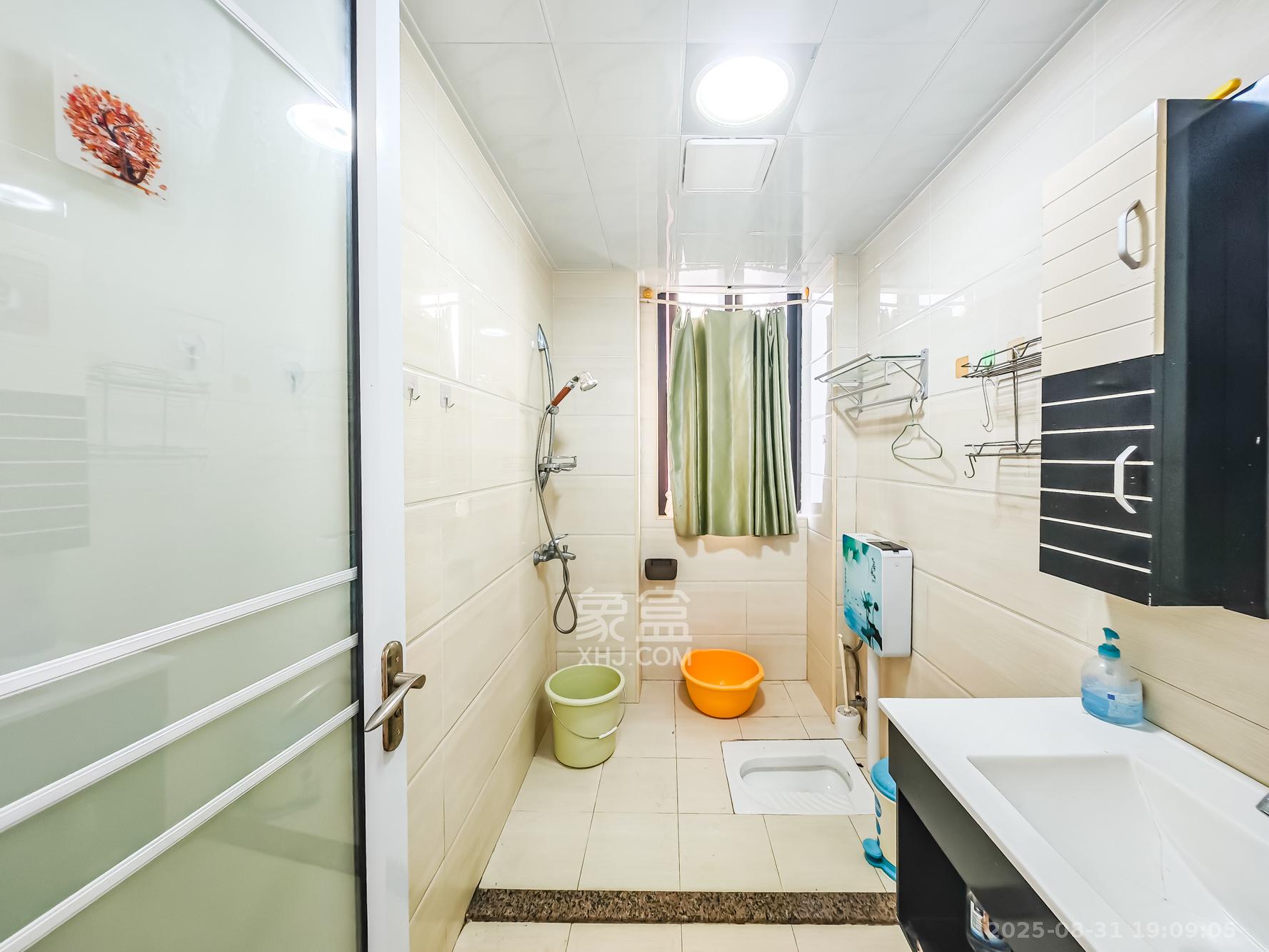 绿地海外滩一期 3室2厅2卫 63.0万 绿地海外滩一期 3室2厅2卫 63.0万卫生间