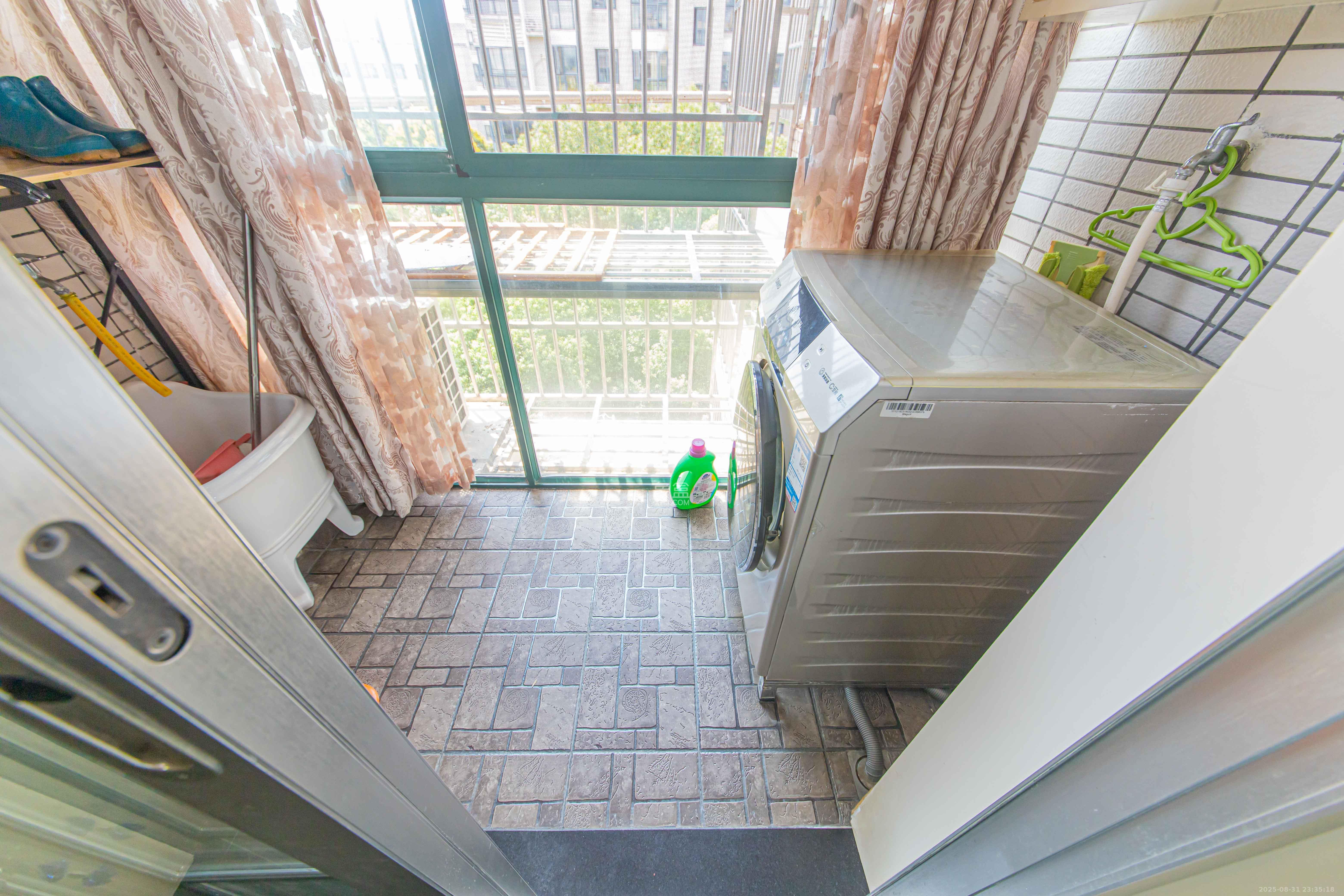 银桂苑  1室2厅2卫    160.0万阳台