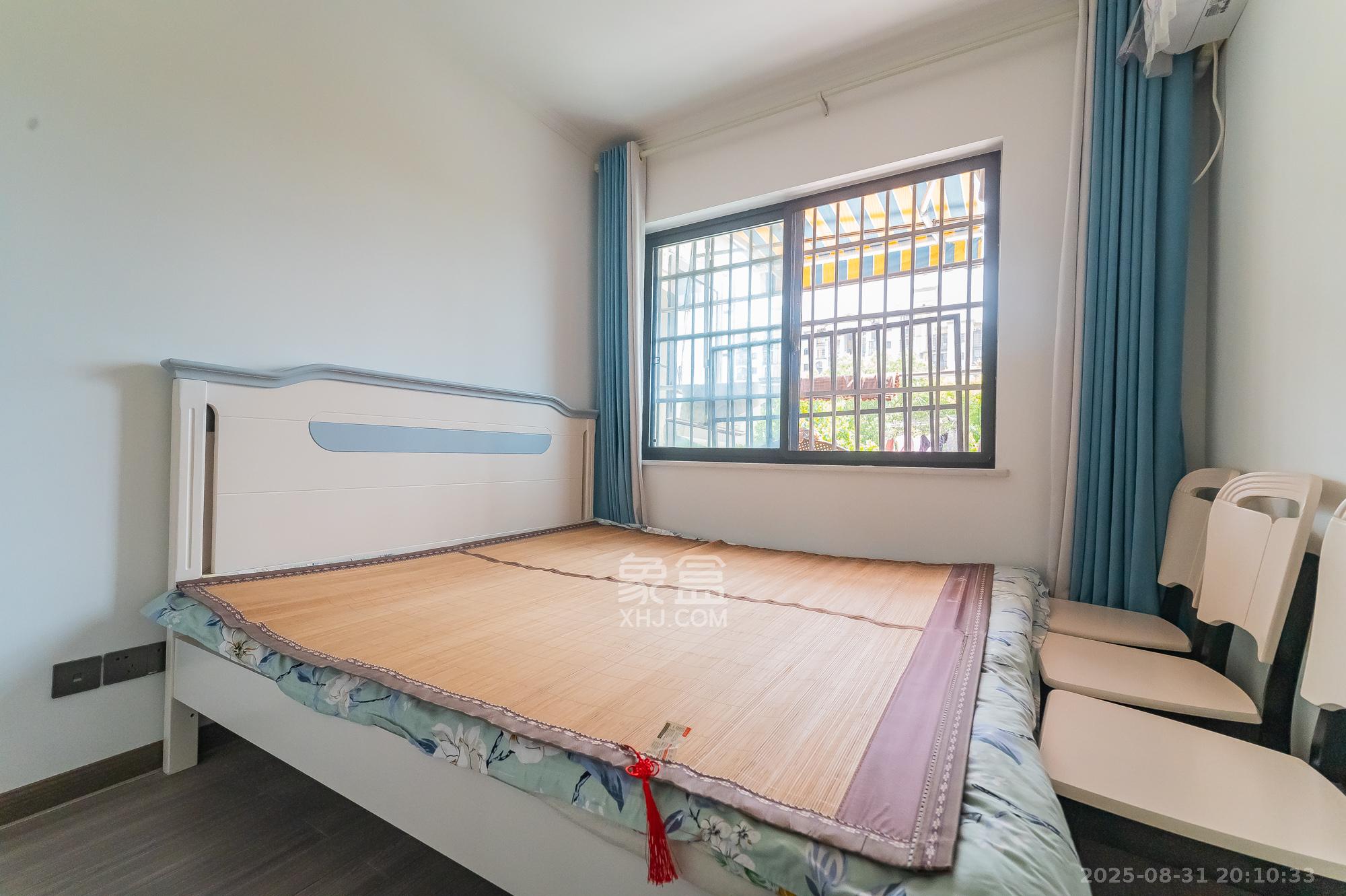 华润置地广场二期  3室2厅2卫    74.8万 华润置地广场二期  3室2厅2卫    74.8万卧室