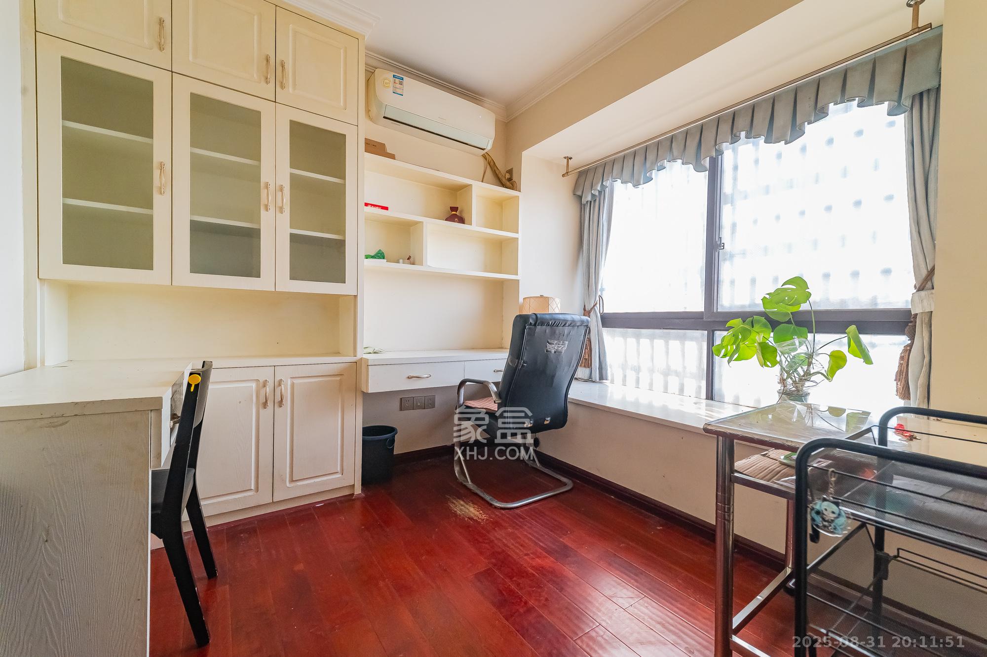 华润置地广场一期 3室2厅1卫 70.0万 华润置地广场一期 3室2厅1卫 70.0万卧室