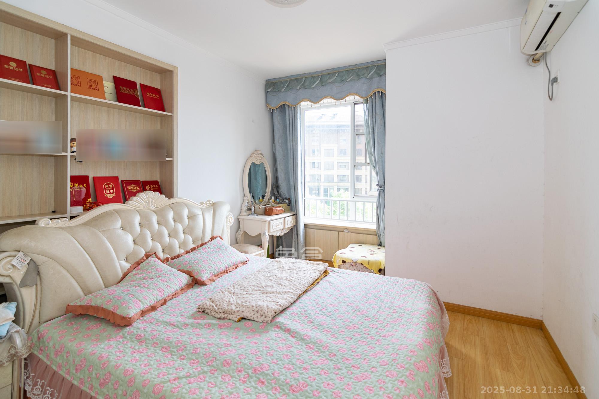 金地三千府(金地湖山樾、金地自在城)  3室2厅1卫    58.8万 金地三千府(金地湖山樾、金地自在城)  3室2厅1卫    58.8万卧室