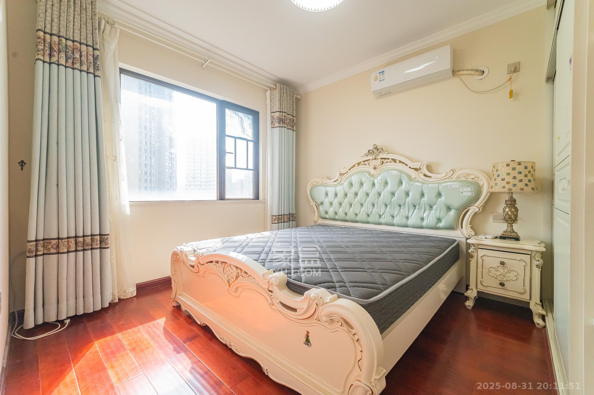 华润置地广场一期 3室2厅1卫 70.0万 华润置地广场一期 3室2厅1卫 70.0万卧室