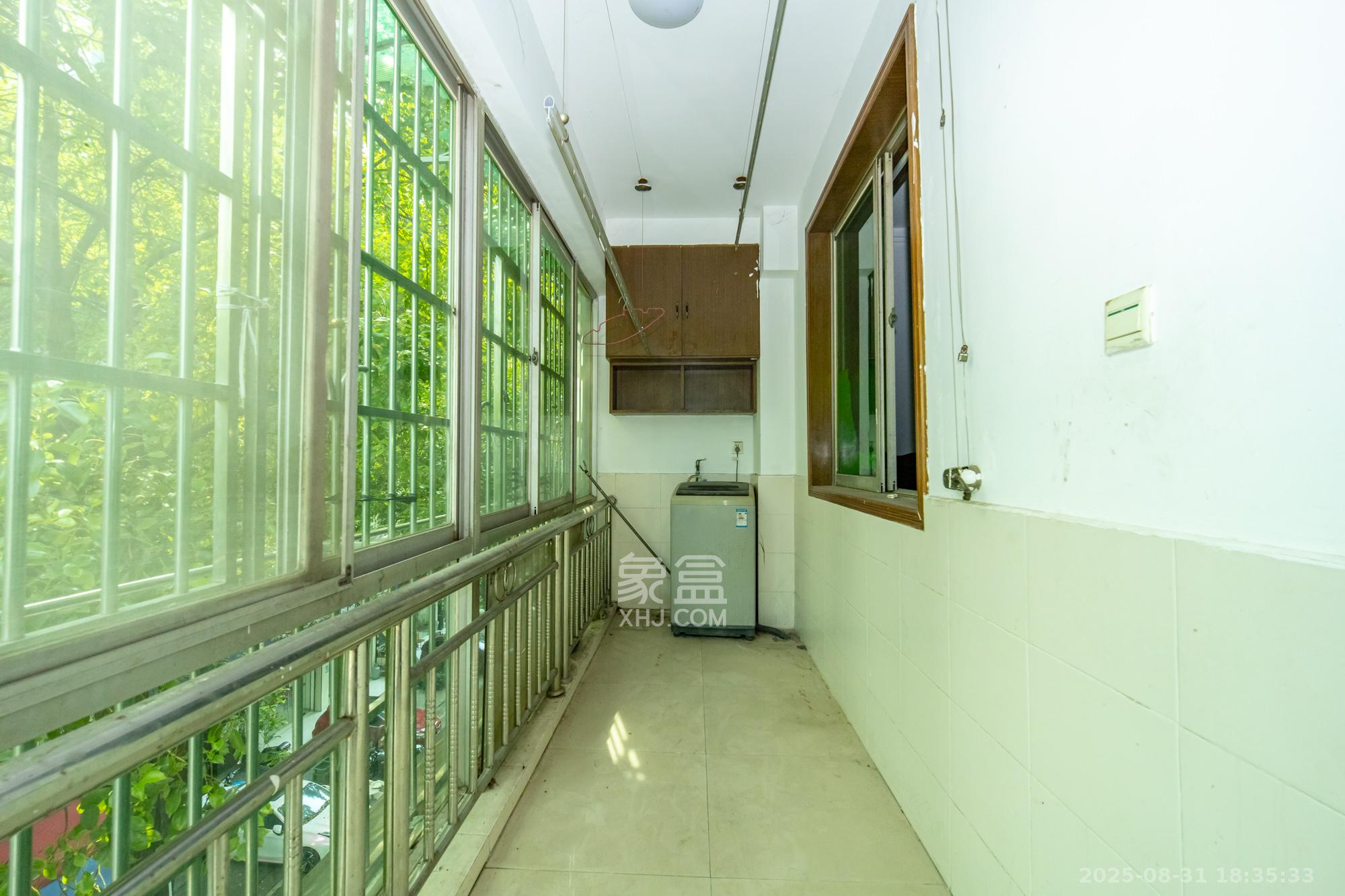 中南汽车世界  3室2厅2卫    39.0万 中南汽车世界  3室2厅2卫    39.0万阳台