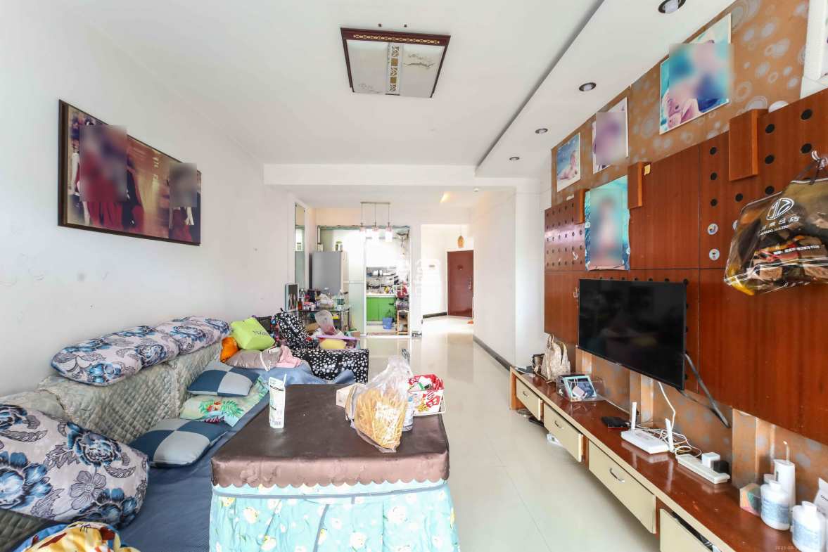 银港水晶城  2室2厅1卫    60.0万 银港水晶城  2室2厅1卫    60.0万客厅