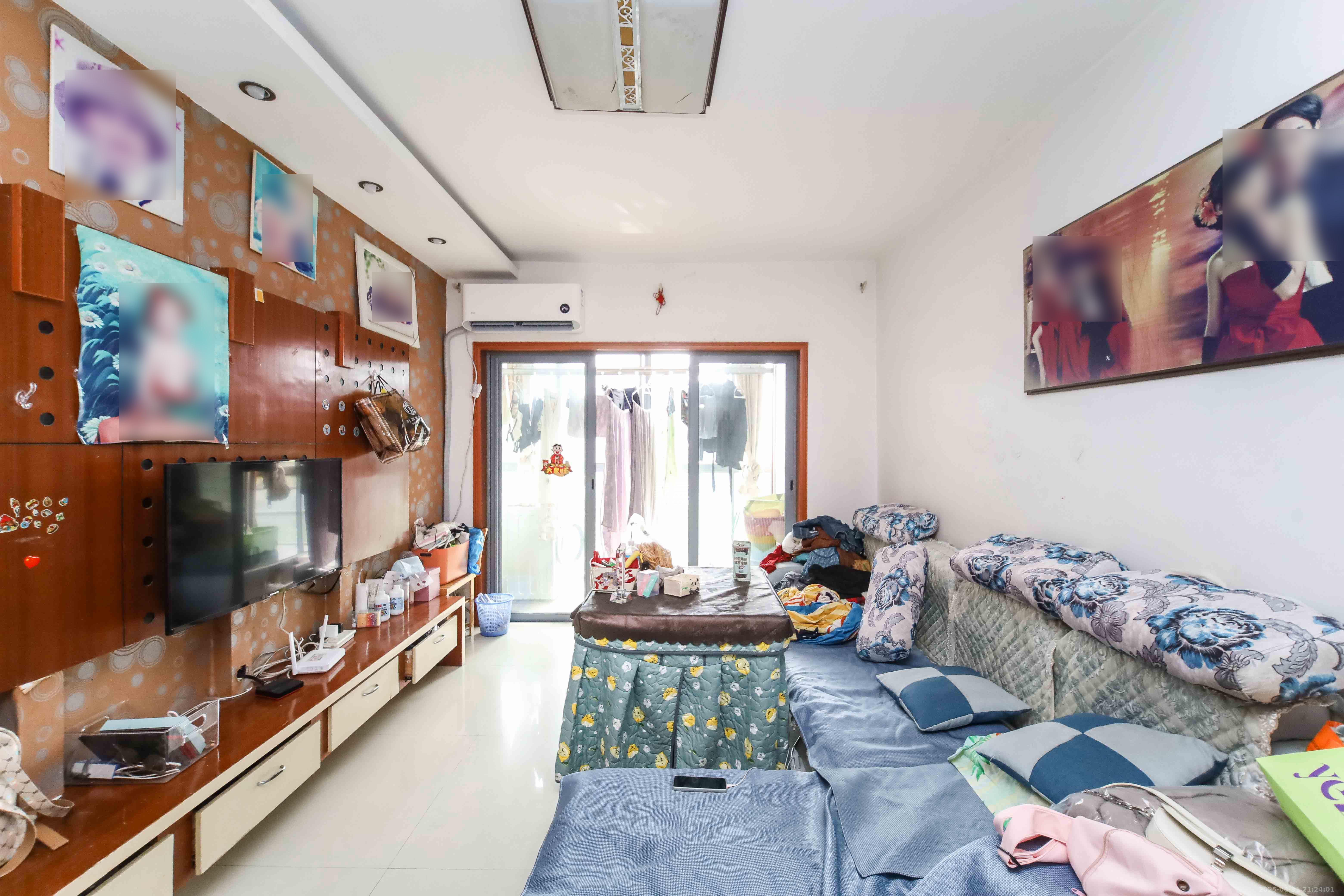 银港水晶城  2室2厅1卫    60.0万 银港水晶城  2室2厅1卫    60.0万客厅