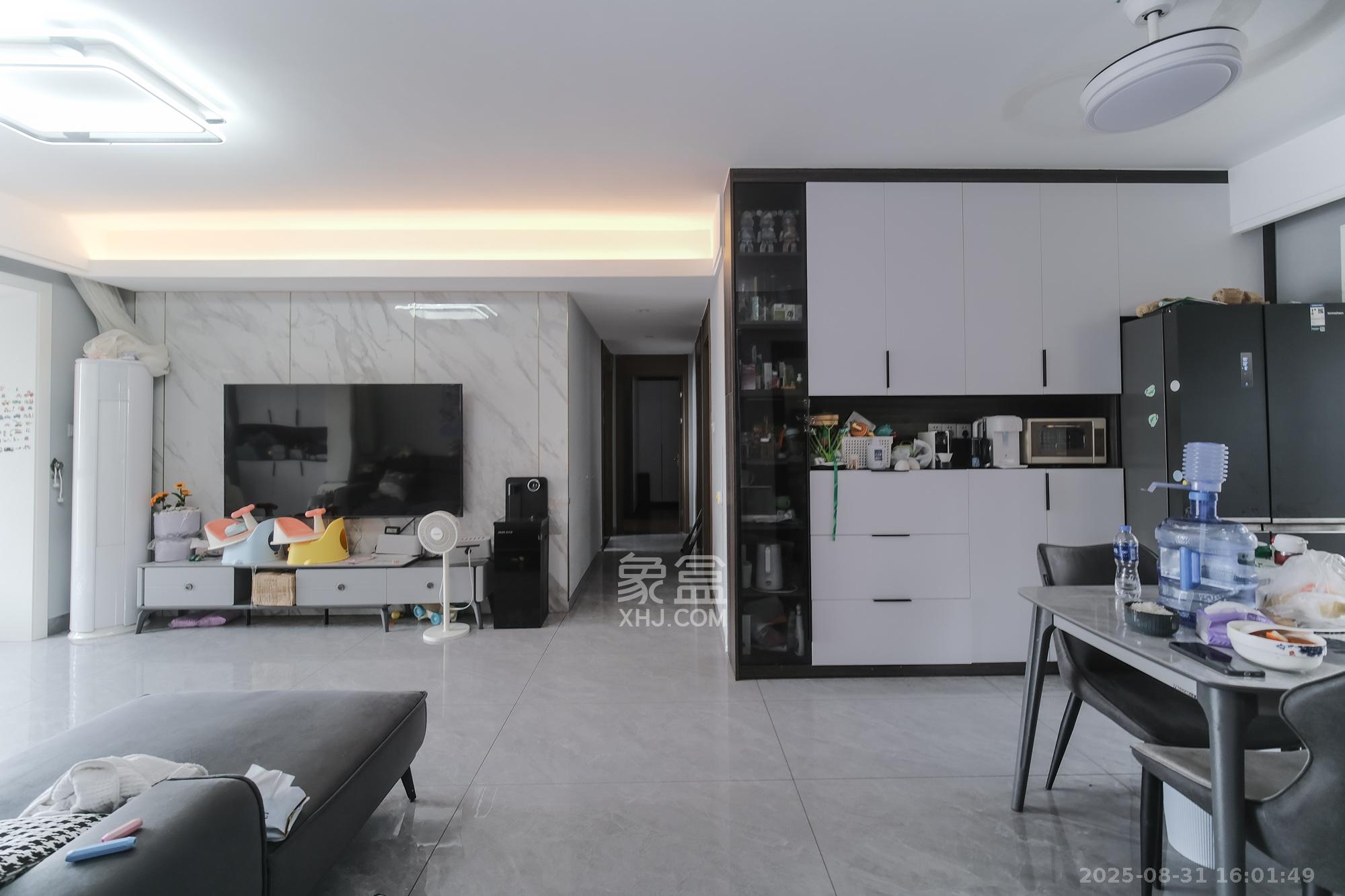 保利香槟国际  4室2厅2卫    110.0万客厅