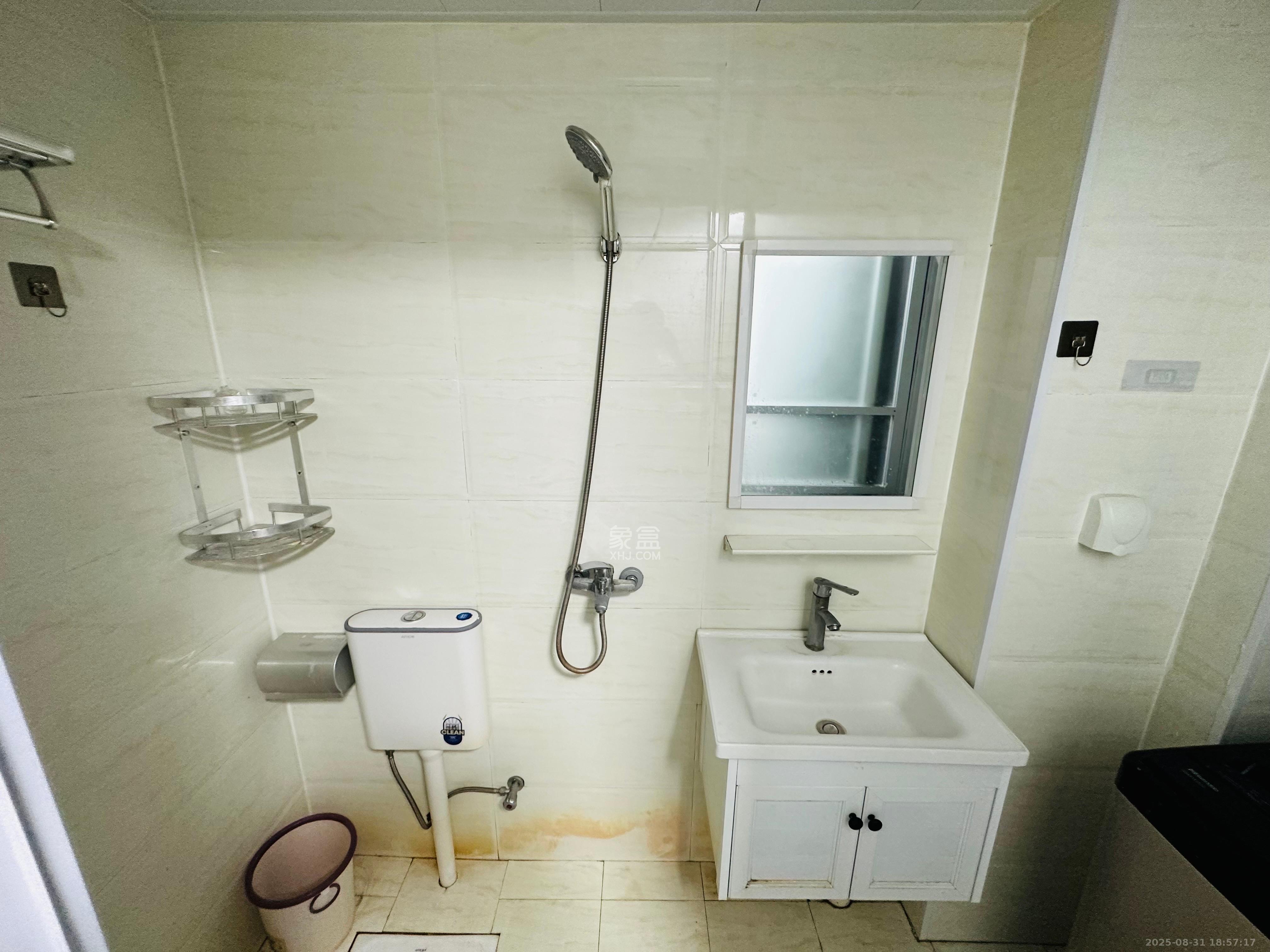 保利麓谷林语I区  1室1厅1卫    1600.0元/月室内图