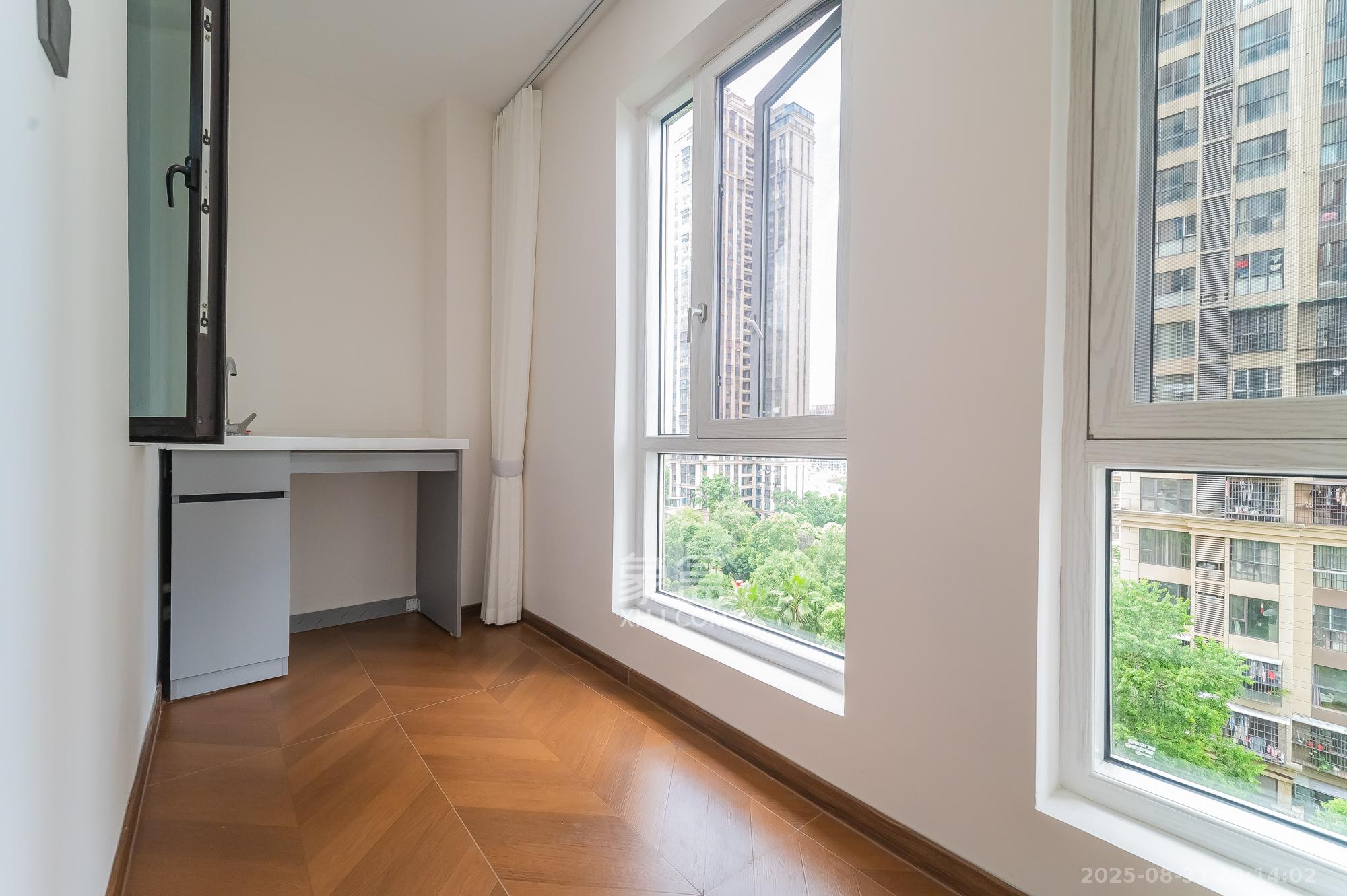 星湖湾一期高层 4室2厅1卫 98.8万 星湖湾一期高层 4室2厅1卫 98.8万阳台