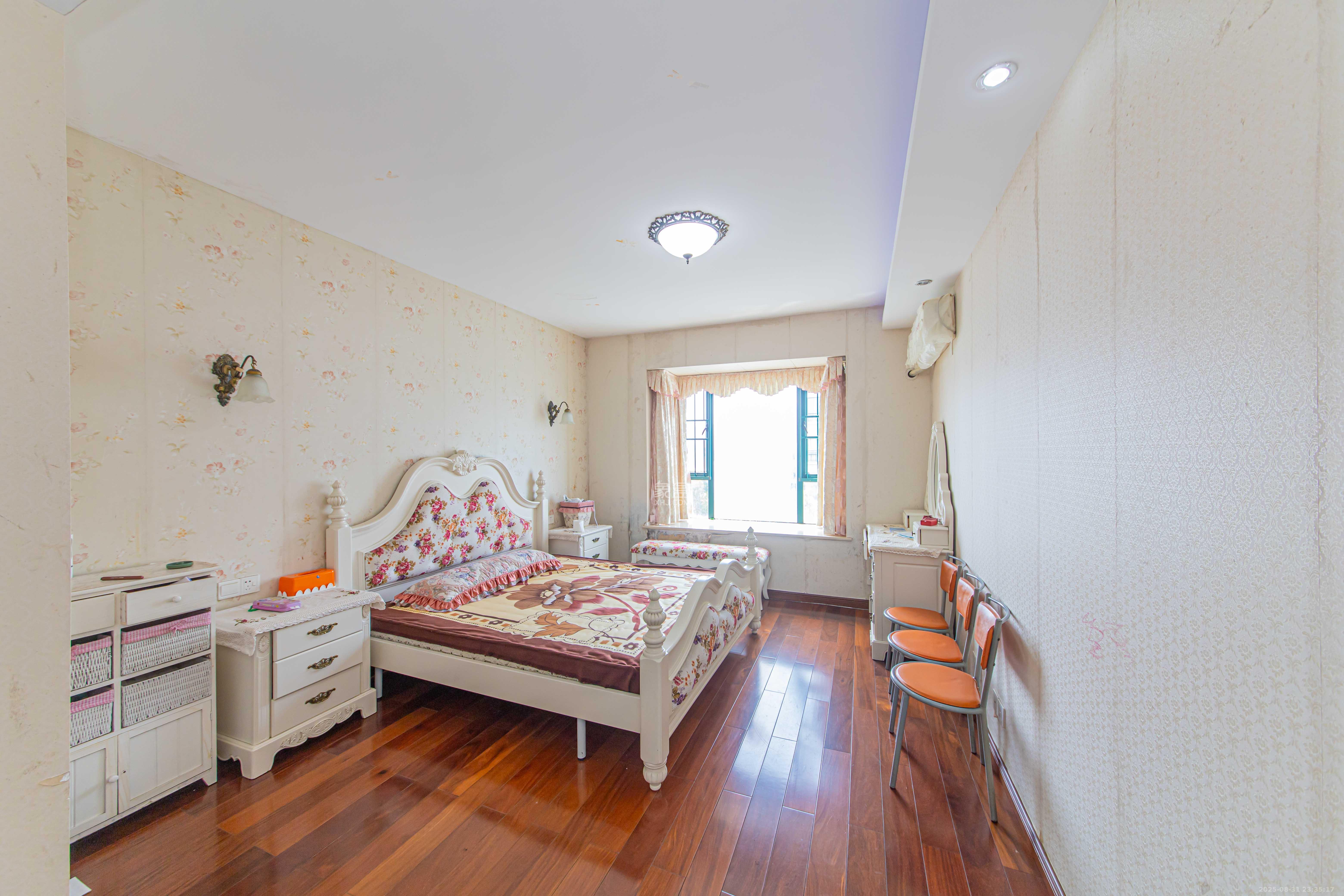 银桂苑  1室2厅2卫    160.0万卧室