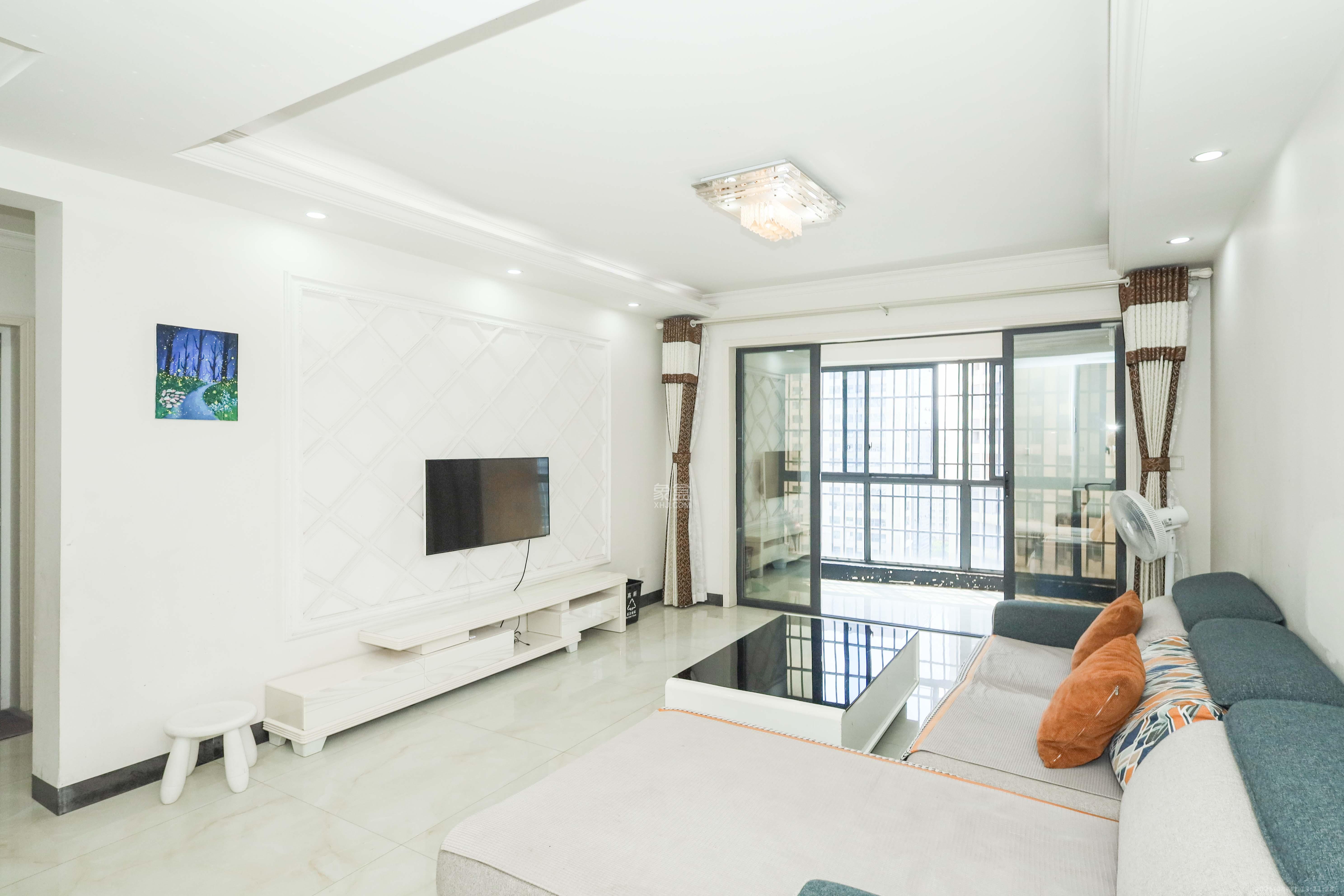 保利麓谷林语C区  3室2厅1卫    89.8万 保利麓谷林语C区  3室2厅1卫    89.8万客厅