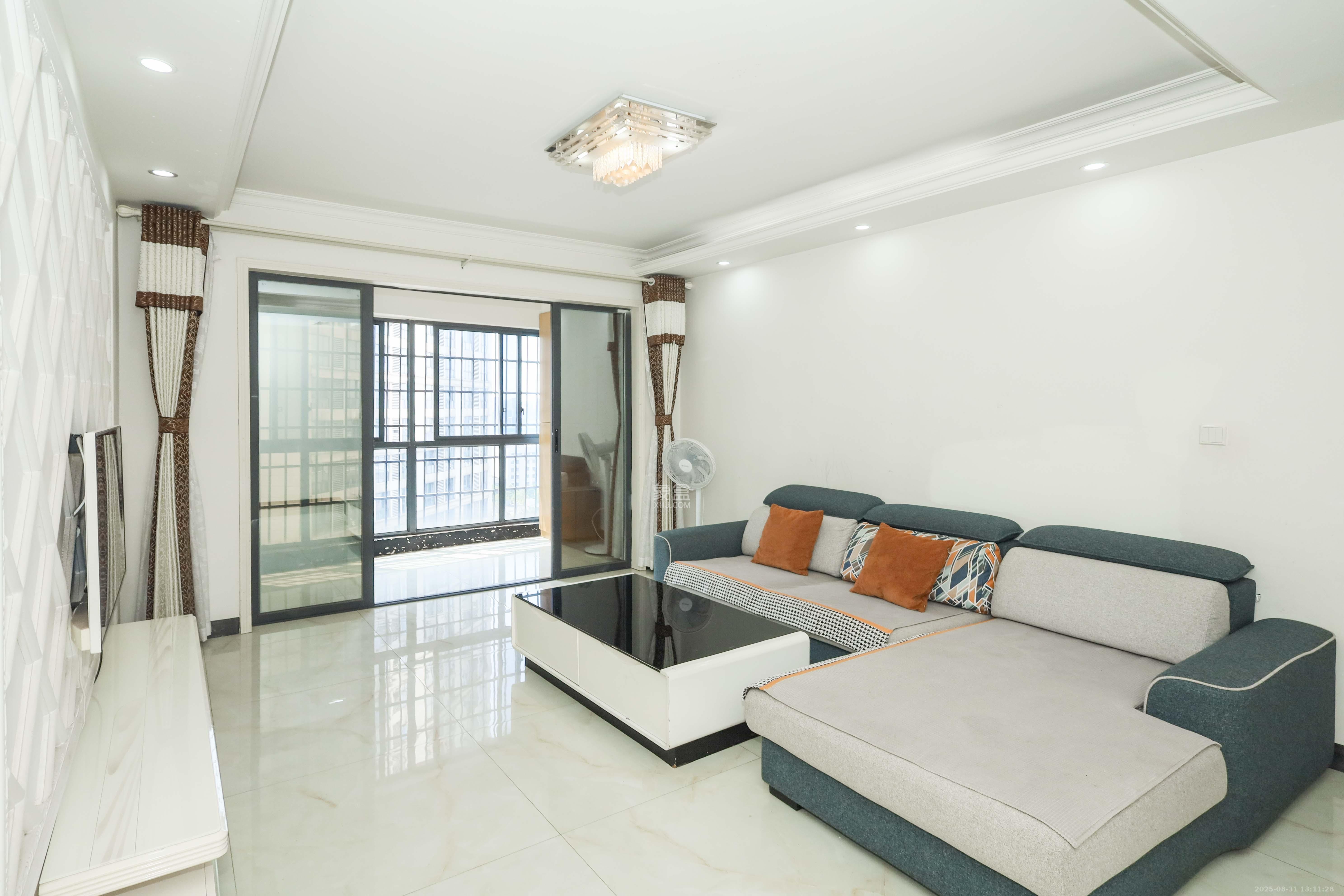 保利麓谷林语C区  3室2厅1卫    89.8万 保利麓谷林语C区  3室2厅1卫    89.8万客厅