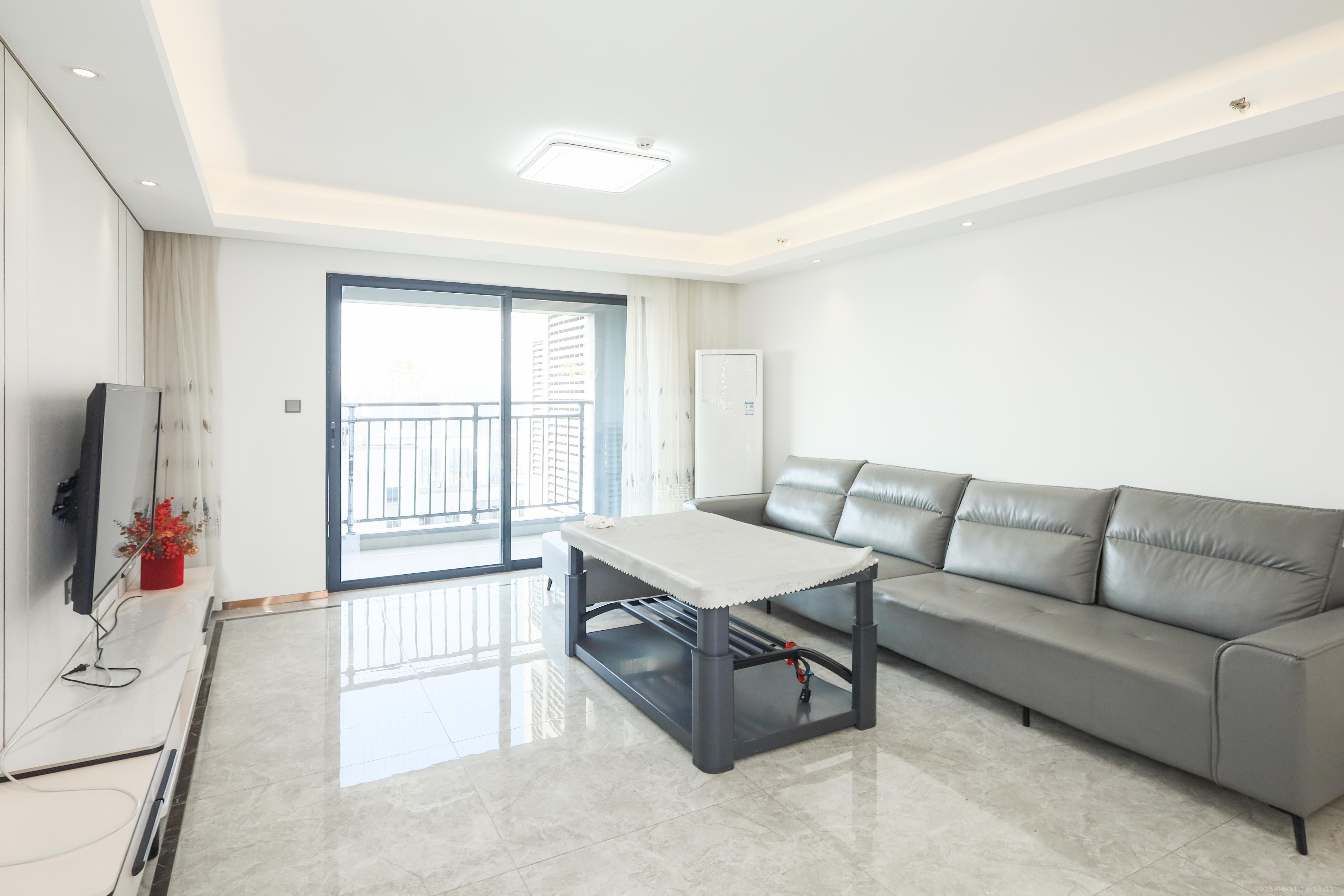 梅溪悦章  4室2厅2卫    168.0万客厅