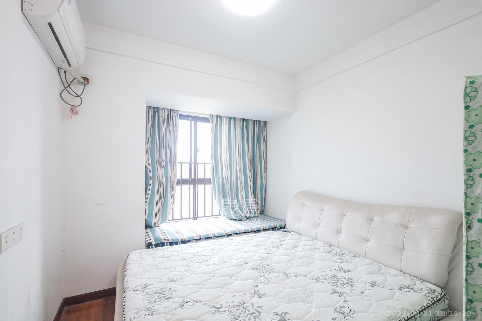 绿地中央广场  3室2厅2卫    128.0万卧室