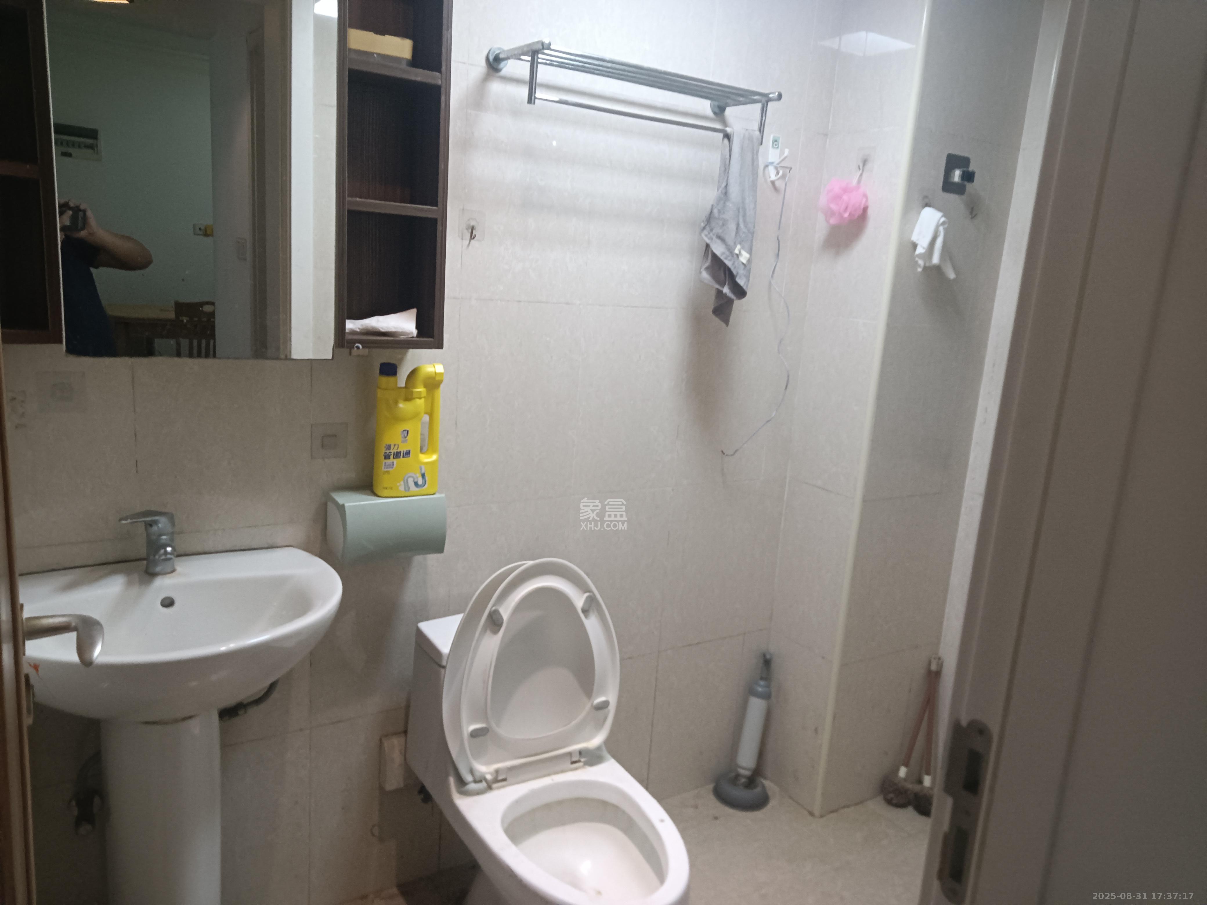 绿地中央广场  2室2厅1卫    2300.0元/月室内图