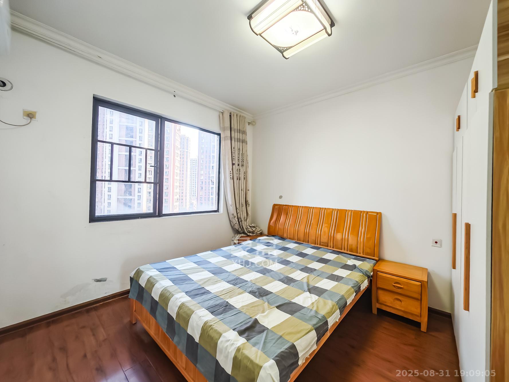 绿地海外滩一期 3室2厅2卫 63.0万 绿地海外滩一期 3室2厅2卫 63.0万卧室