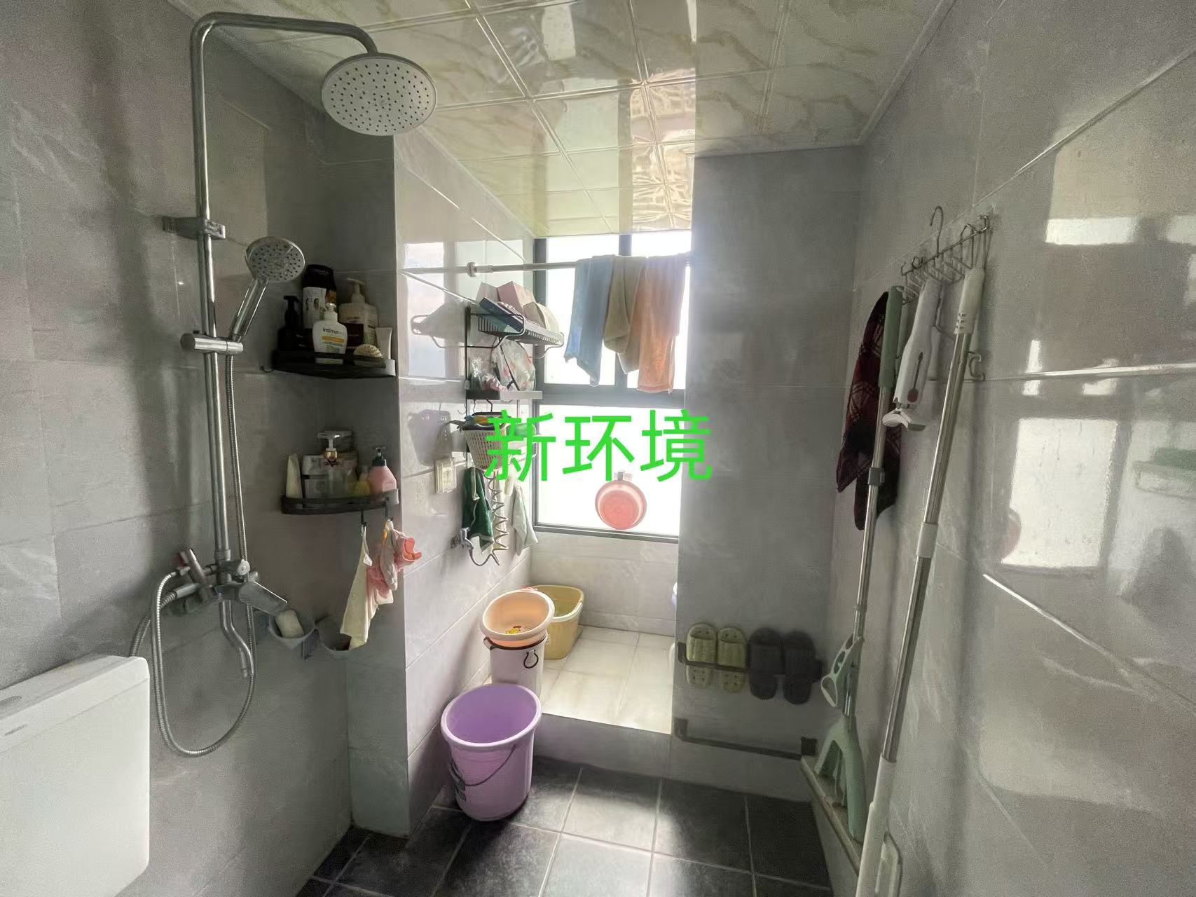 昊天珑璟湾  4室2厅2卫   81.80万客厅