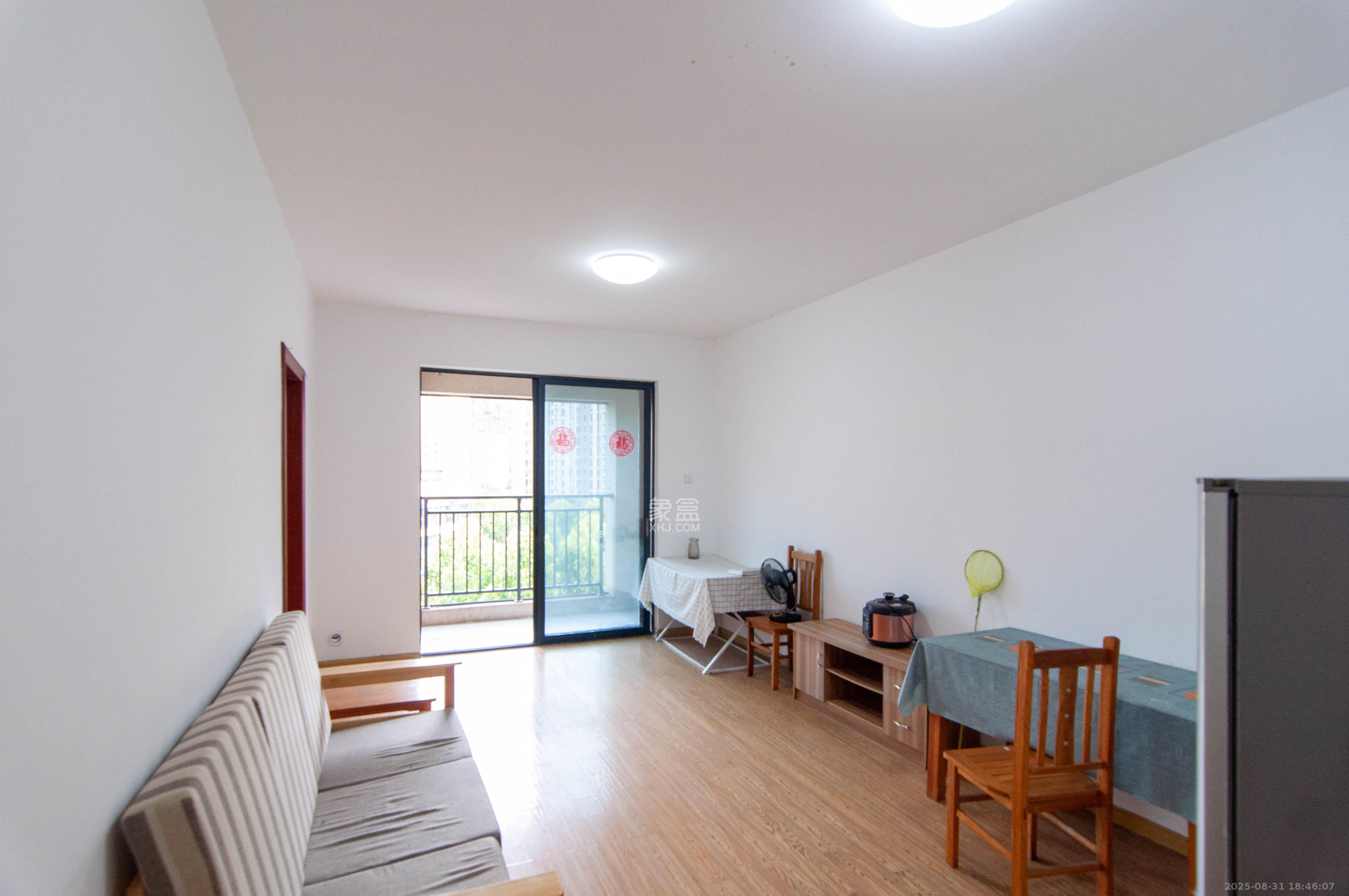 中海梅溪湖壹号  3室2厅1卫    125.0万 中海梅溪湖壹号  3室2厅1卫    125.0万客厅