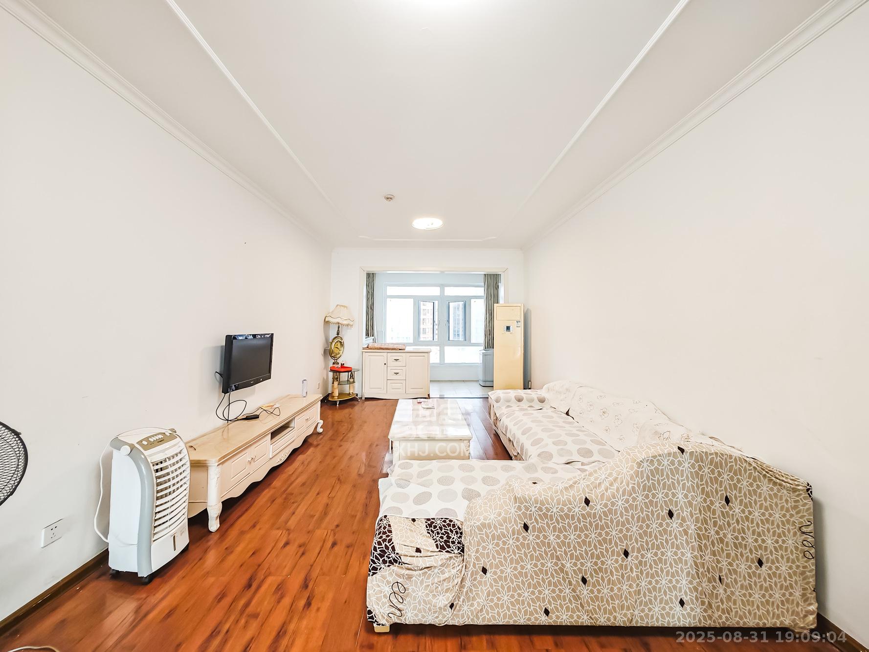 绿地海外滩一期 3室2厅2卫 63.0万 绿地海外滩一期 3室2厅2卫 63.0万客厅