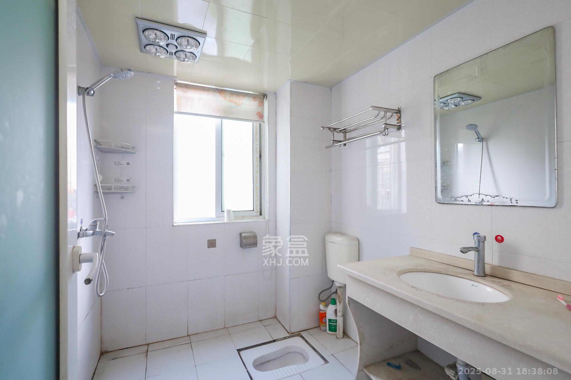 风华四季园  2室2厅1卫    75.0万卫生间