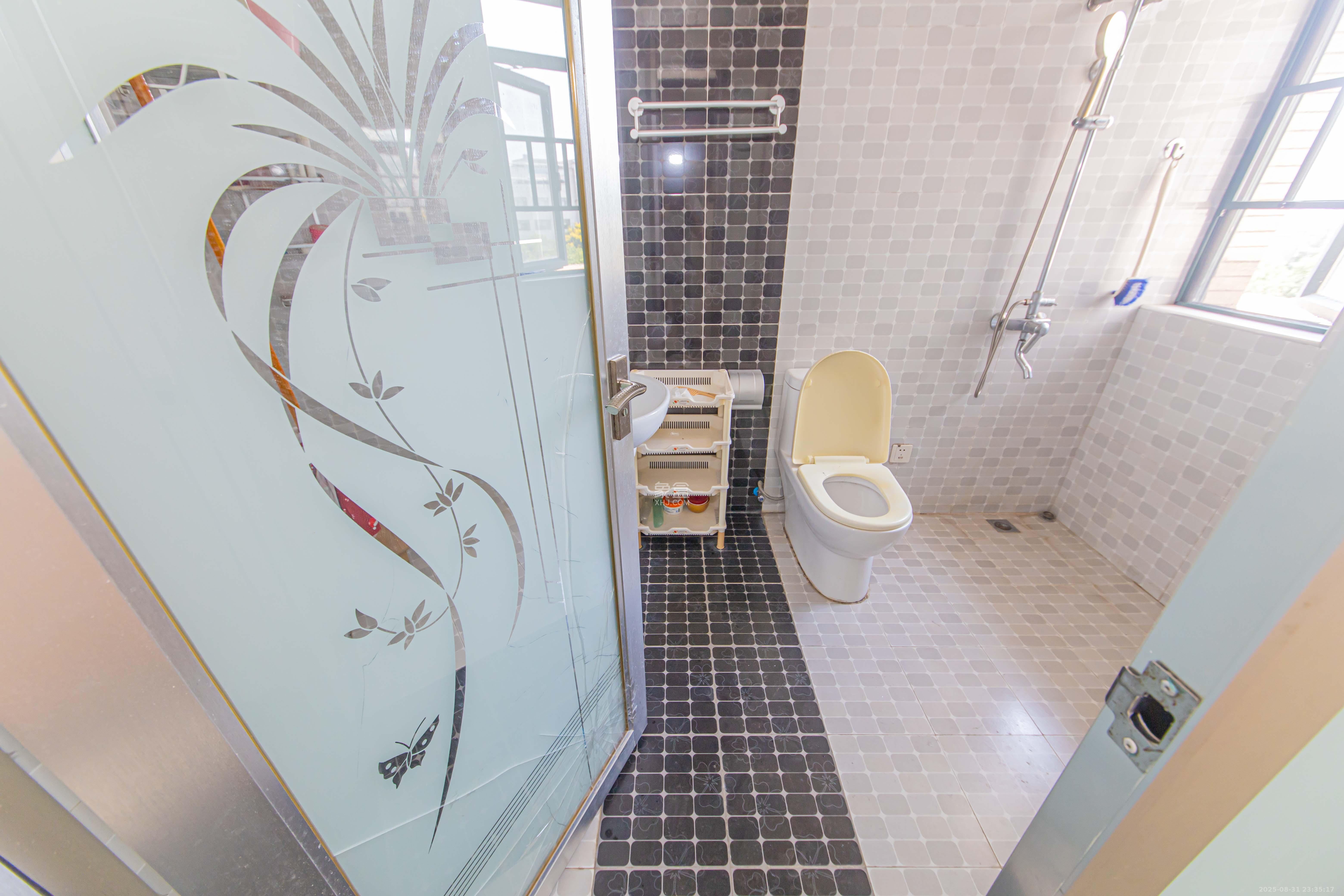 银桂苑  1室2厅2卫    160.0万卫生间