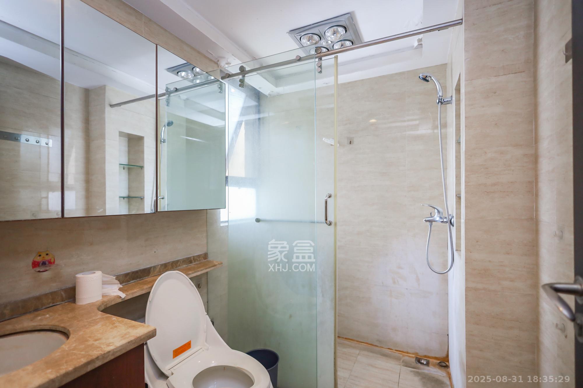 绿地中央广场 3室2厅2卫 128.0万 绿地中央广场 3室2厅2卫 128.0万卫生间