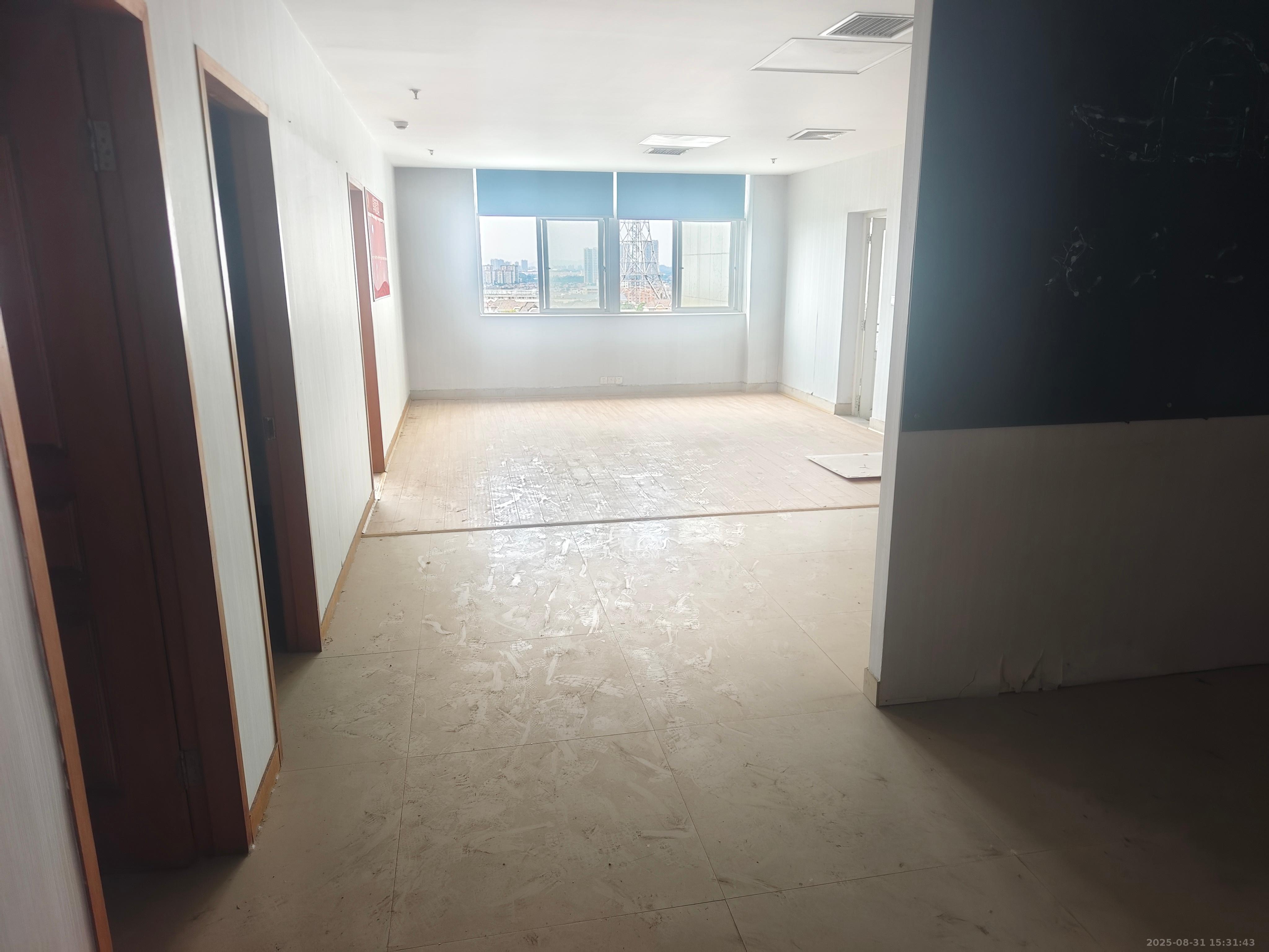 开源鑫城   100.0㎡      3000.0元/月室内图