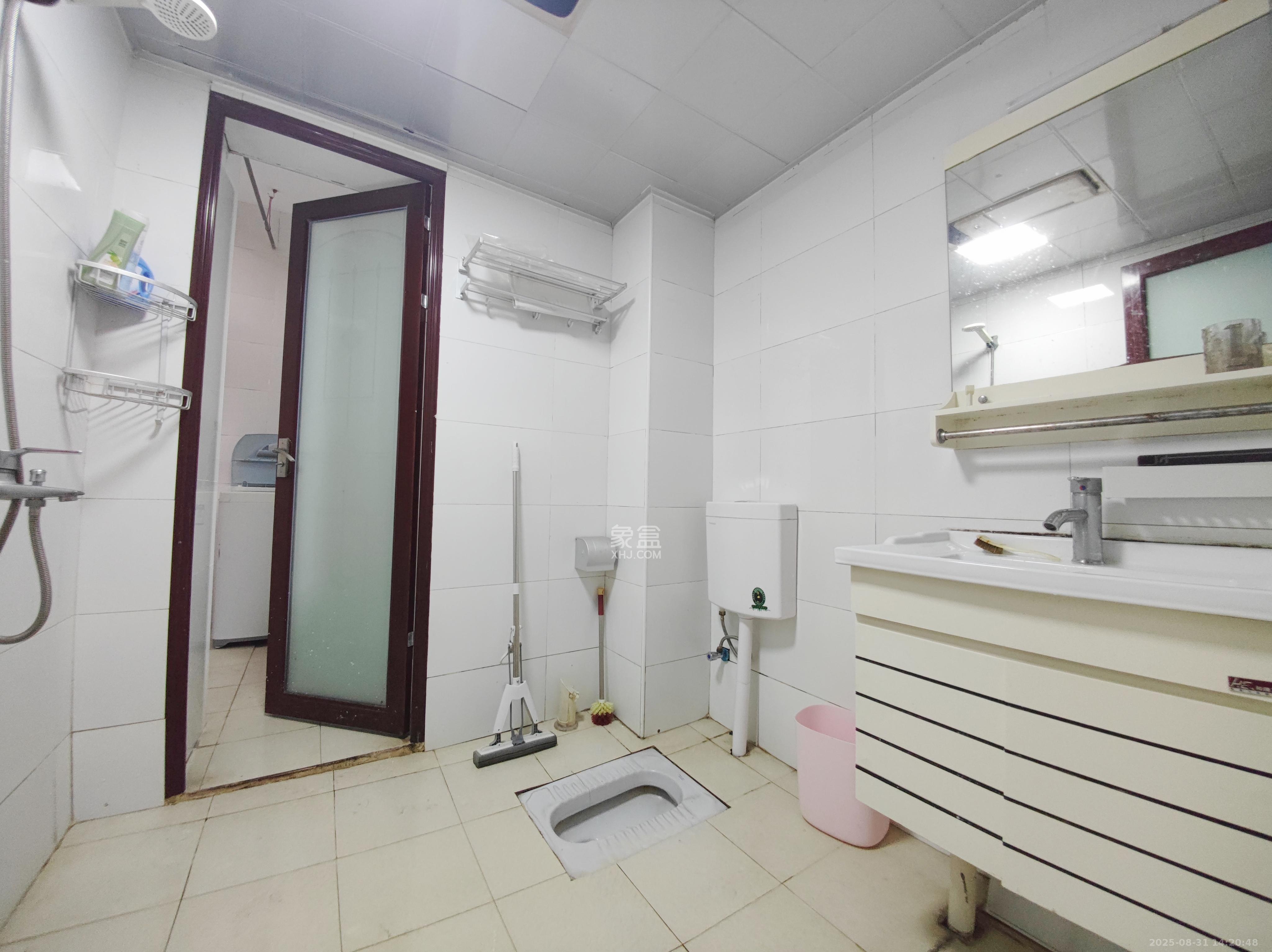 月湖兰庭  1室2厅1卫    2100.0元/月 月湖兰庭  1室2厅1卫    2100.0元/月室内图